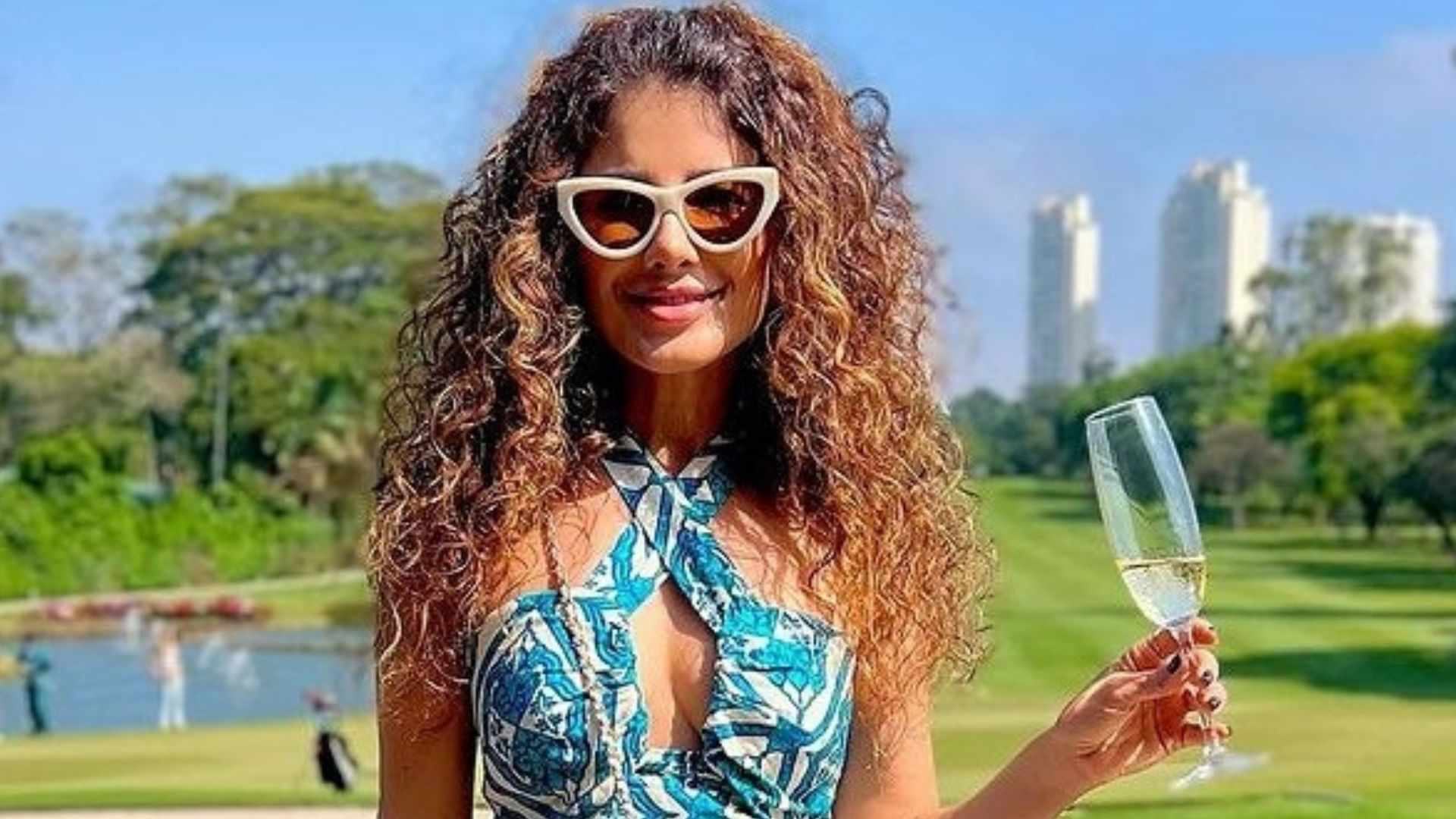 Não ficou bom? Paula Fernandes causa com look: ”Que bota é essa?”