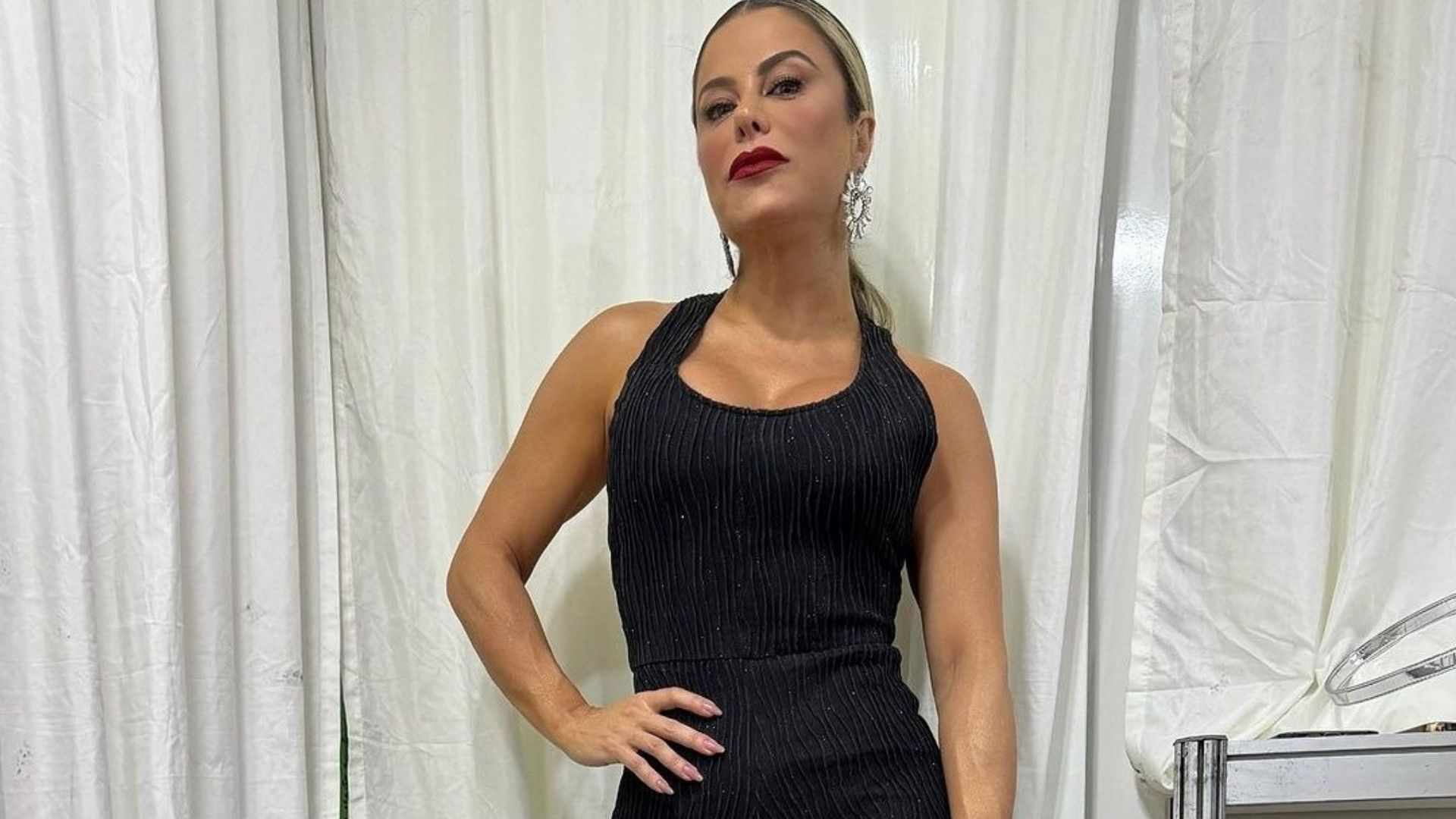 Poliana Rocha impacta ao eleger macacão para show de Leonardo: ‘Maravilhosa’