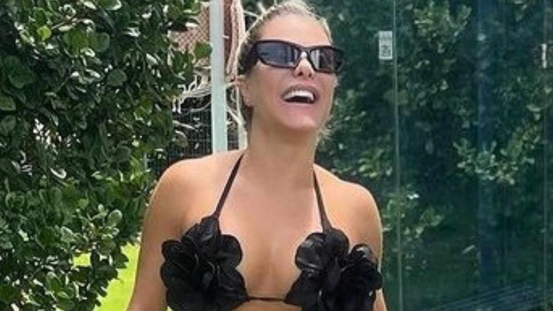 Poliana Rocha ostenta corpaço torneado ao tomar banho de mangueira: ”Maravilhosa”