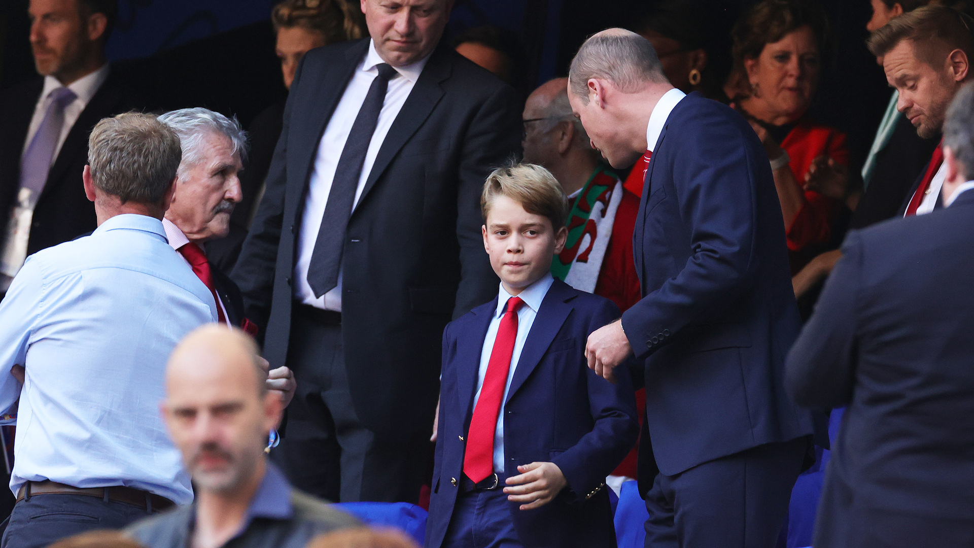 Príncipe William deixa o filho George desempenhar papel real durante visita