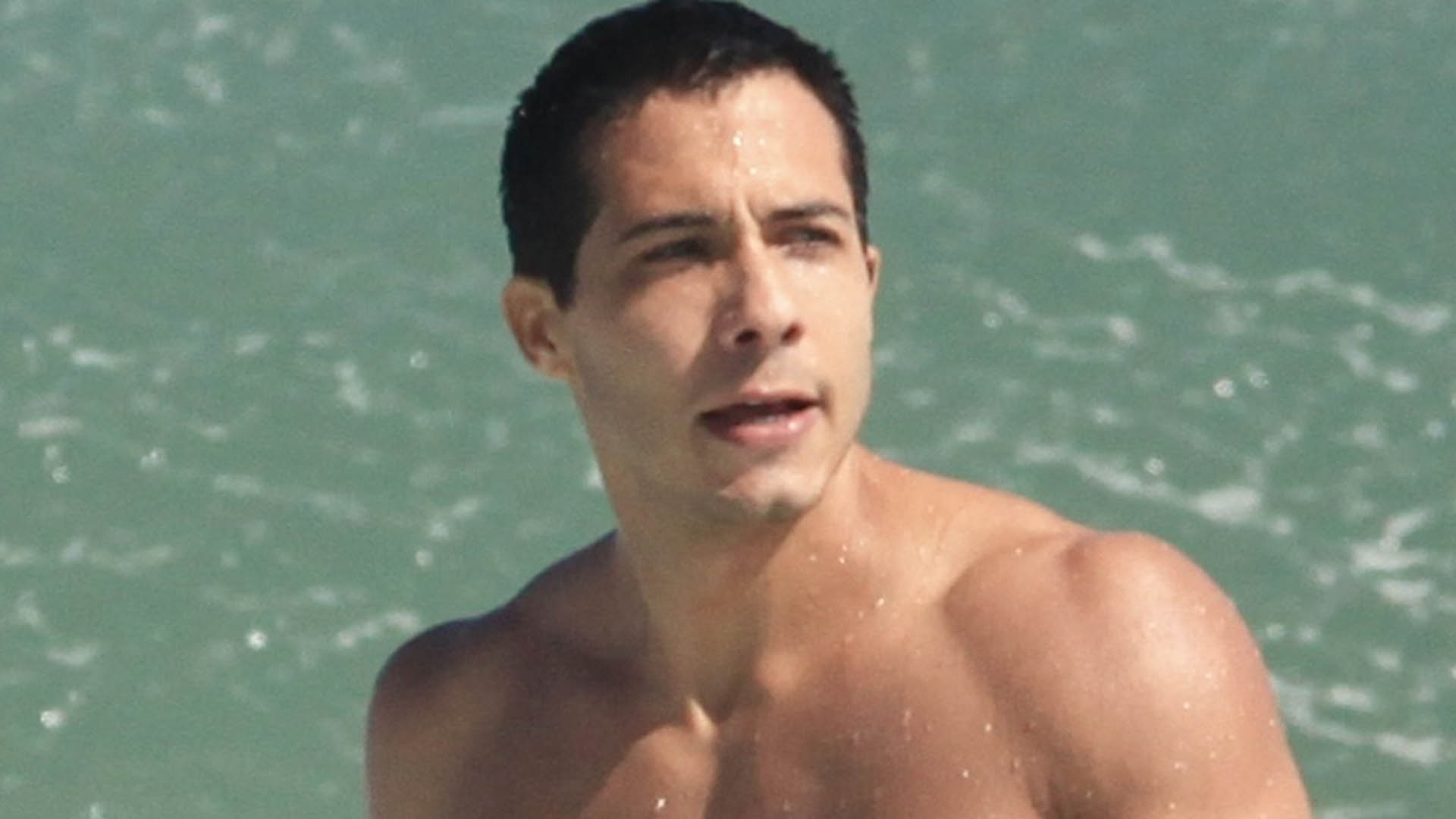 Ator da novela Terra e Paixão, Rafael Gualandi exibe o físico impecável na praia