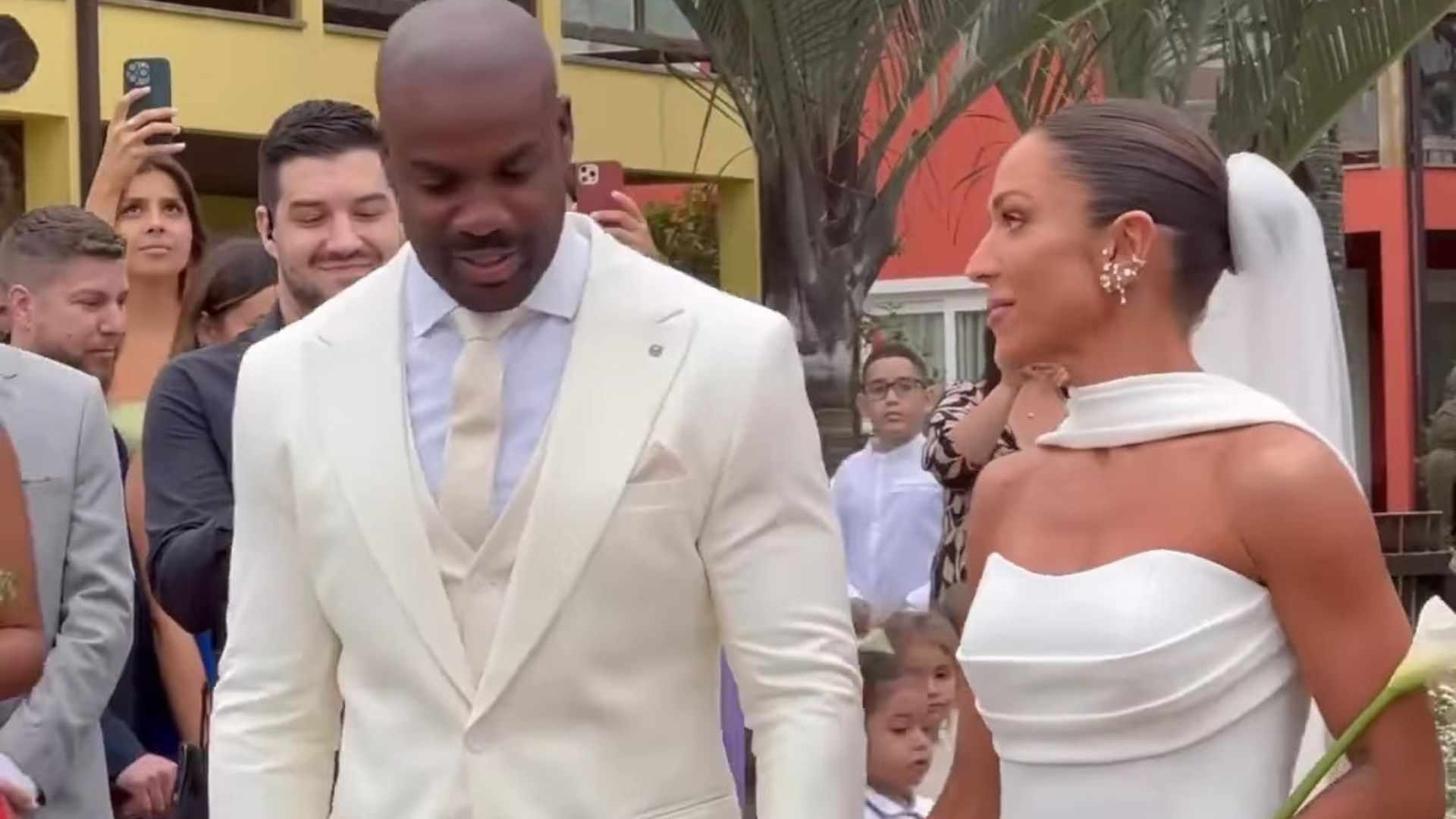 Rafael Zulu e Aline Becker se casam em cerimônia na praia