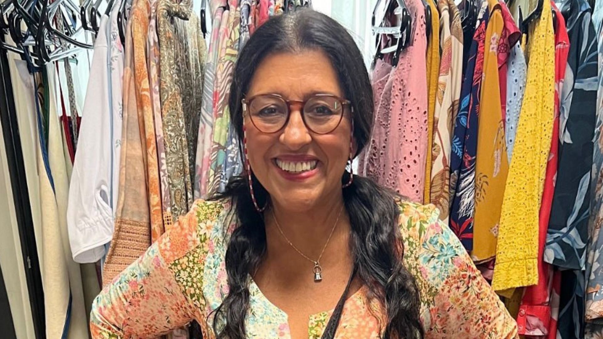Regina Casé surge como Dona Lurdes e mostra bastidores do filme de ‘Amor de Mãe’