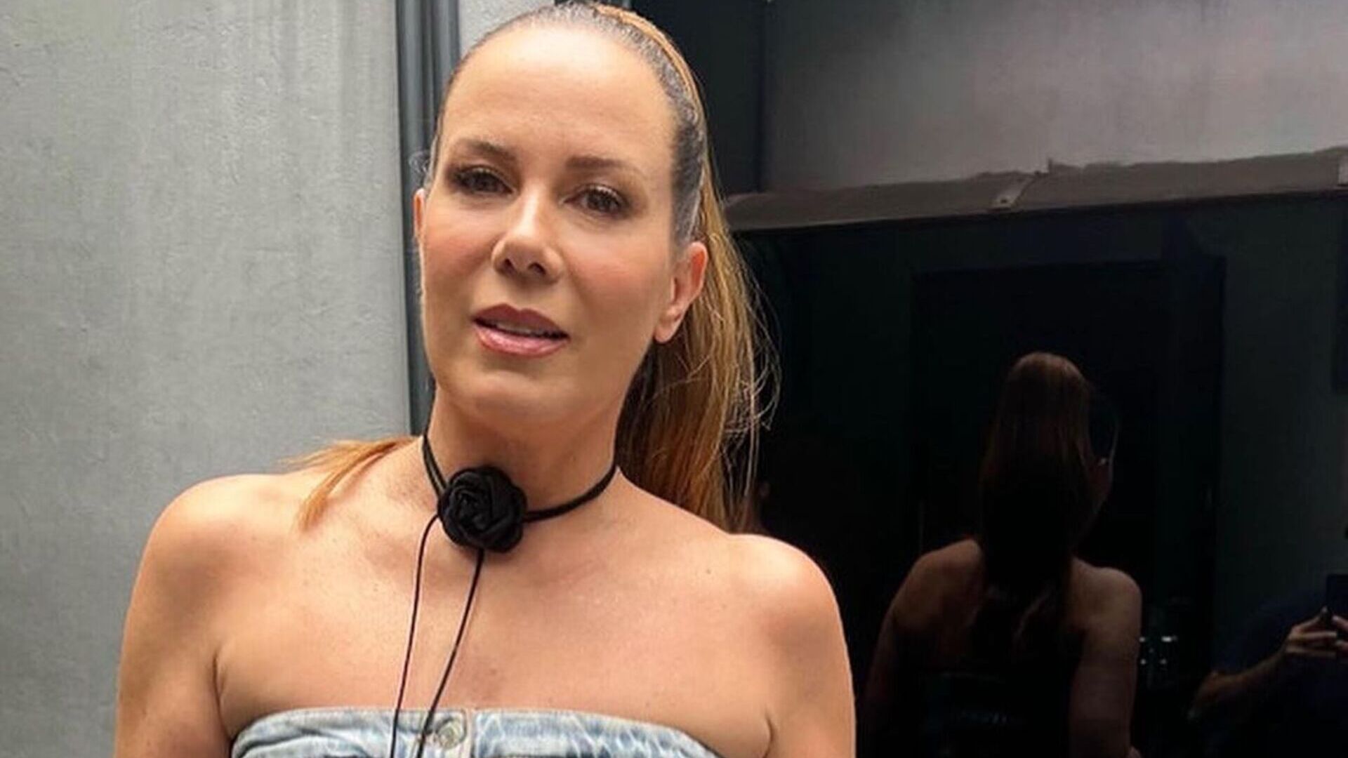 De look jeans sem alça, Regina Volpato dá show de beleza: ‘A mais gata’