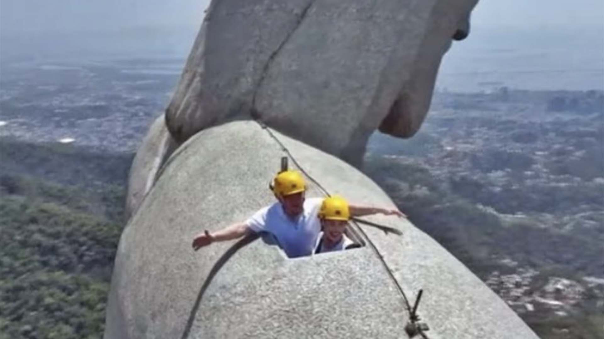 Renato Aragão sobe no Cristo Redentor com a filha Livian Aragão