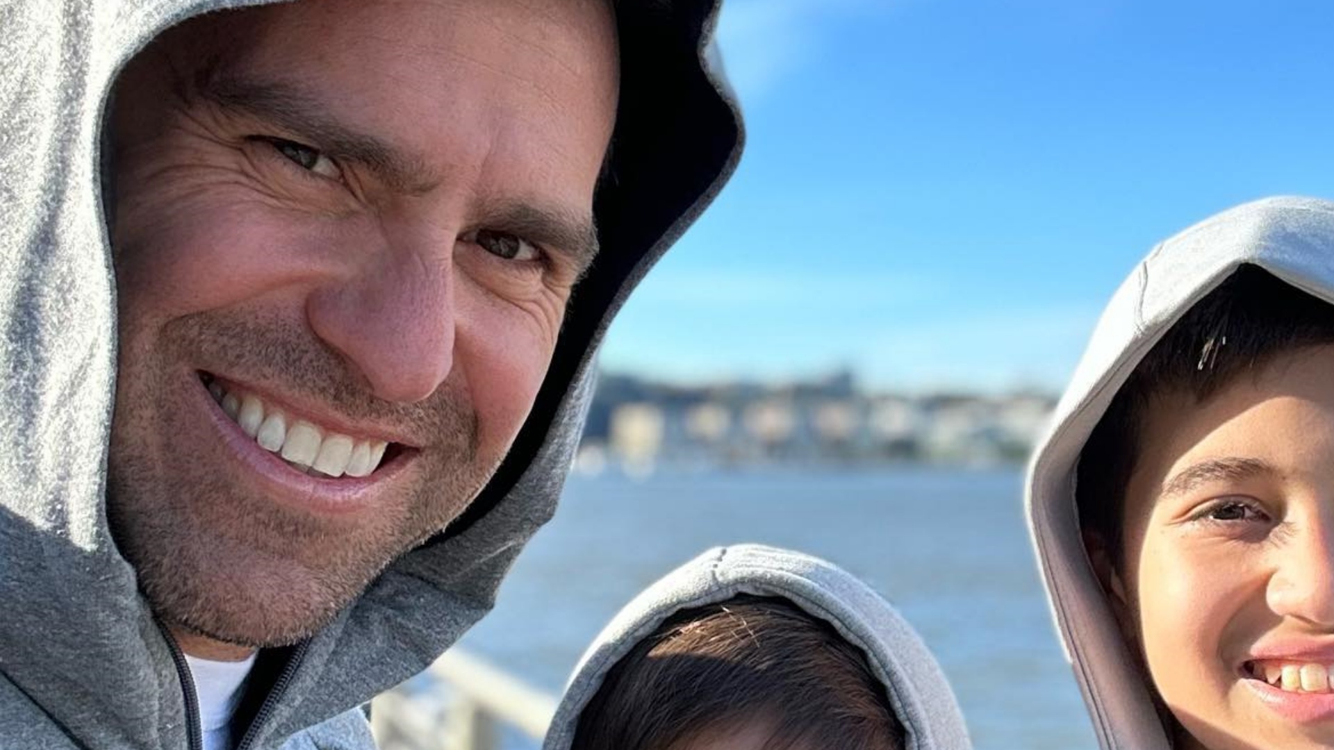 Rodrigo Bocardi surge em clique raro com os filhos durante viagem