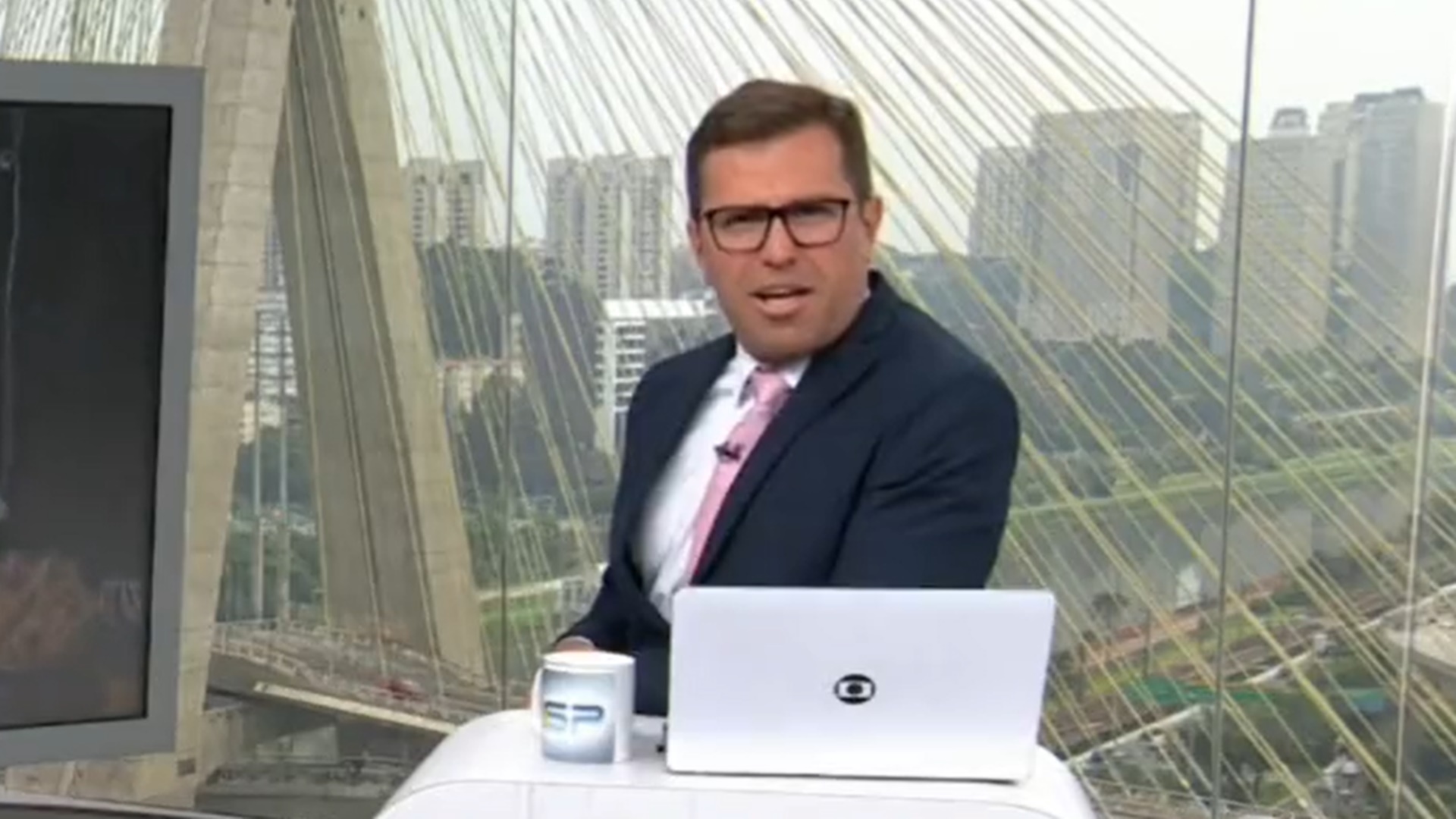 Rodrigo Bocardi recebe caixão de presente e reação viraliza: “Estão tentando me enterrar”