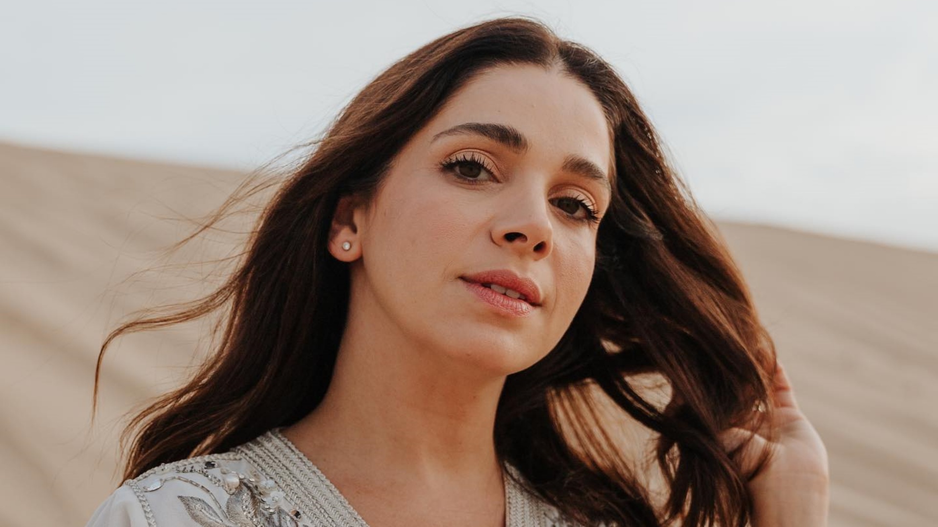 Sabrina Petraglia surge deslumbrante em ensaio fotográfico no deserto