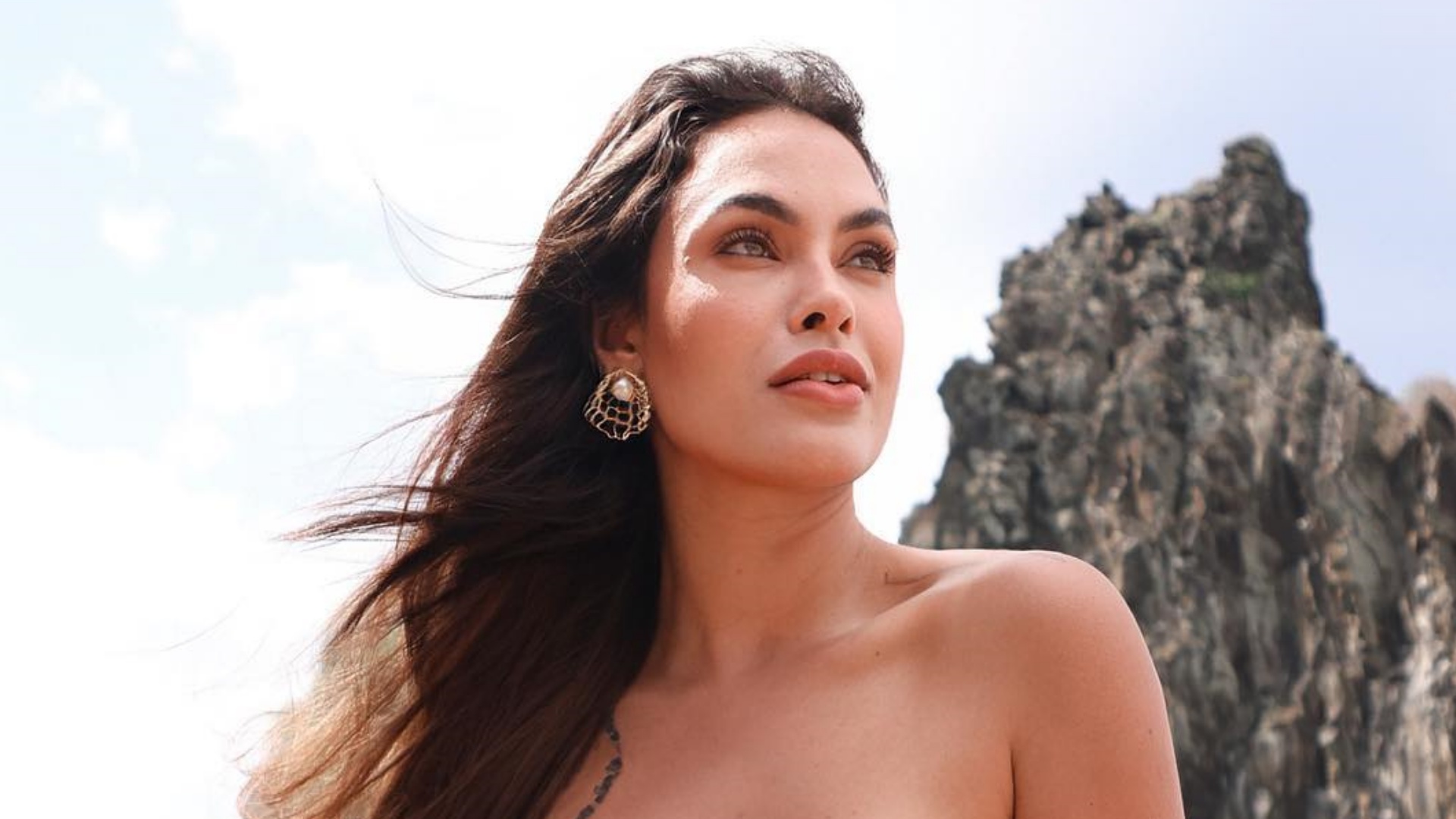 Ex-BBB Sarah Andrade chama atenção ao exibir curvas impecáveis em Noronha