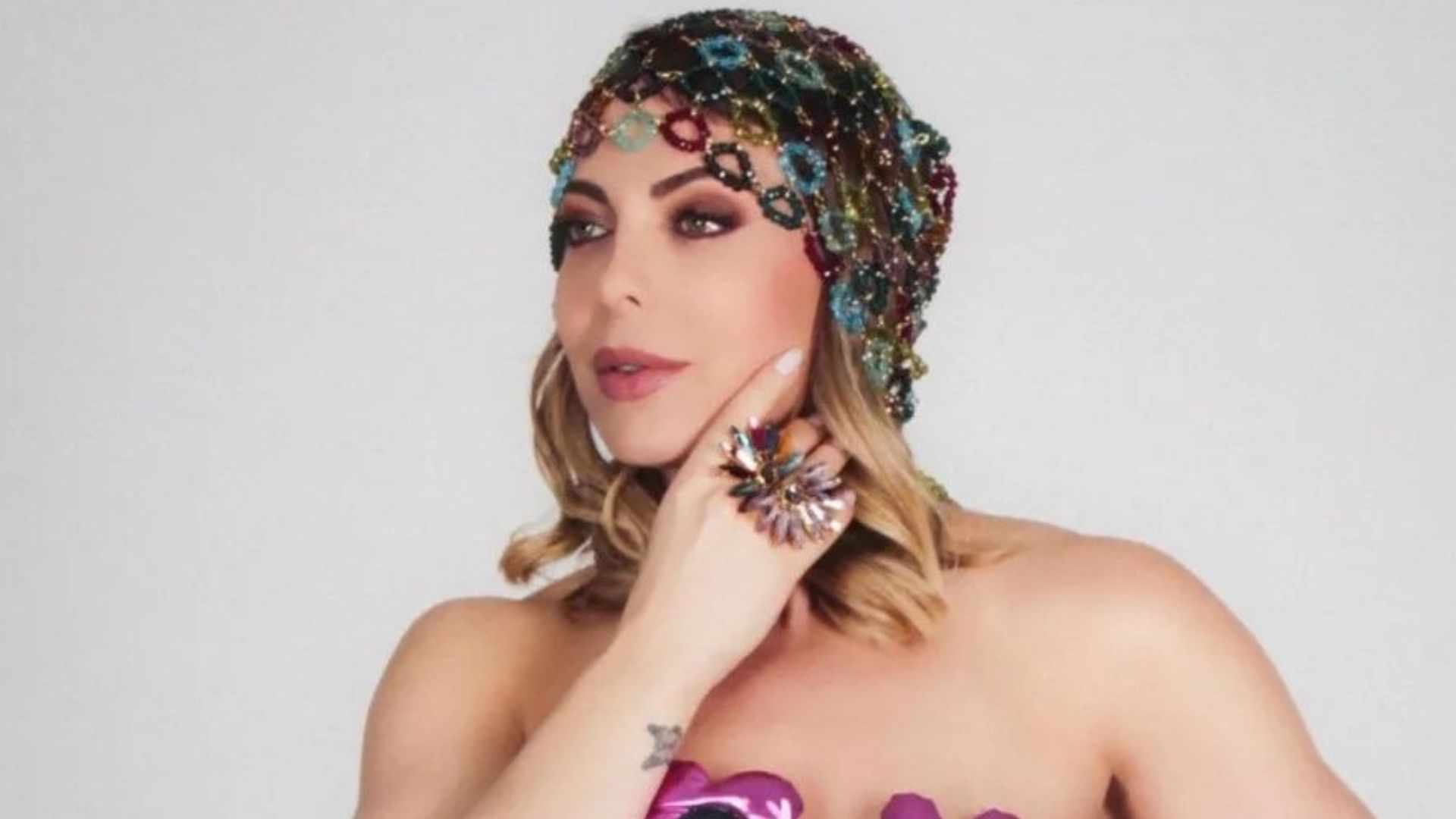 Sheila Mello se cobre apenas com flores diferenciadas e chama a atenção: ”Que linda”