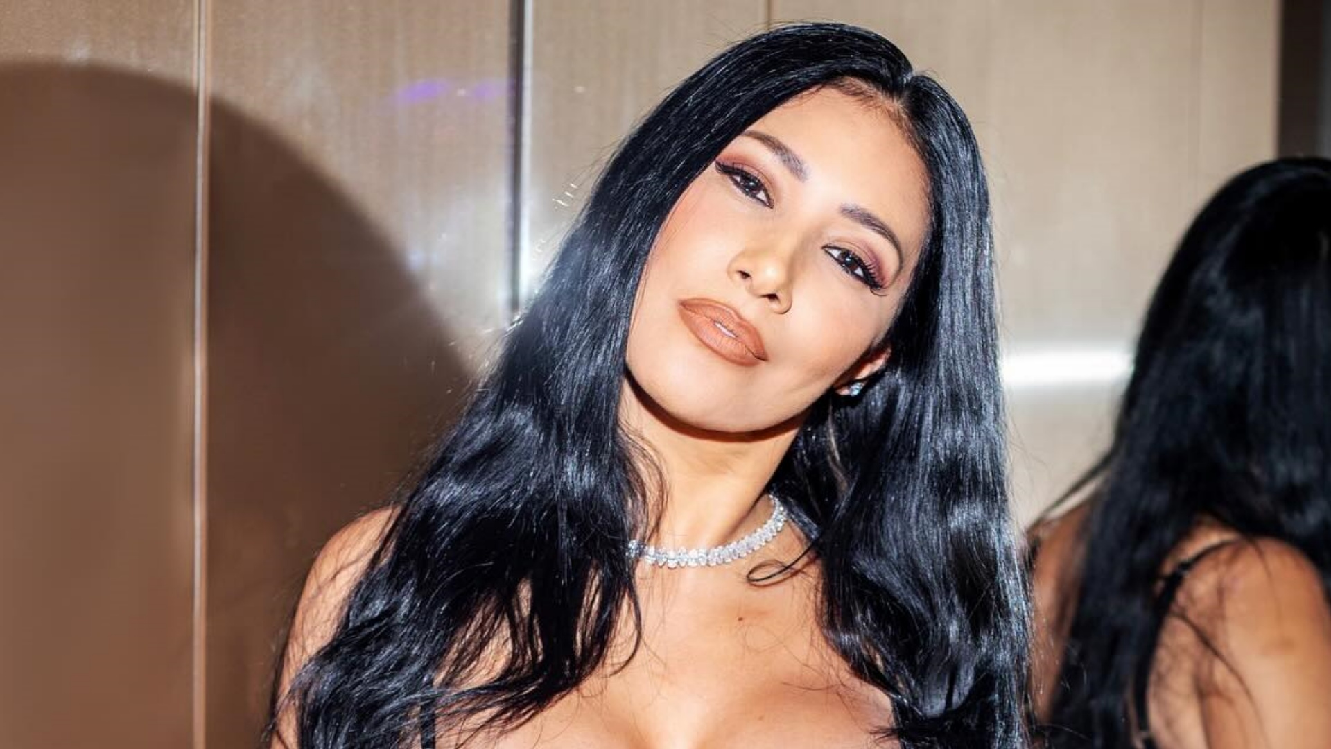 Simaria Mendes chama atenção ao apostar em look com decote ousado