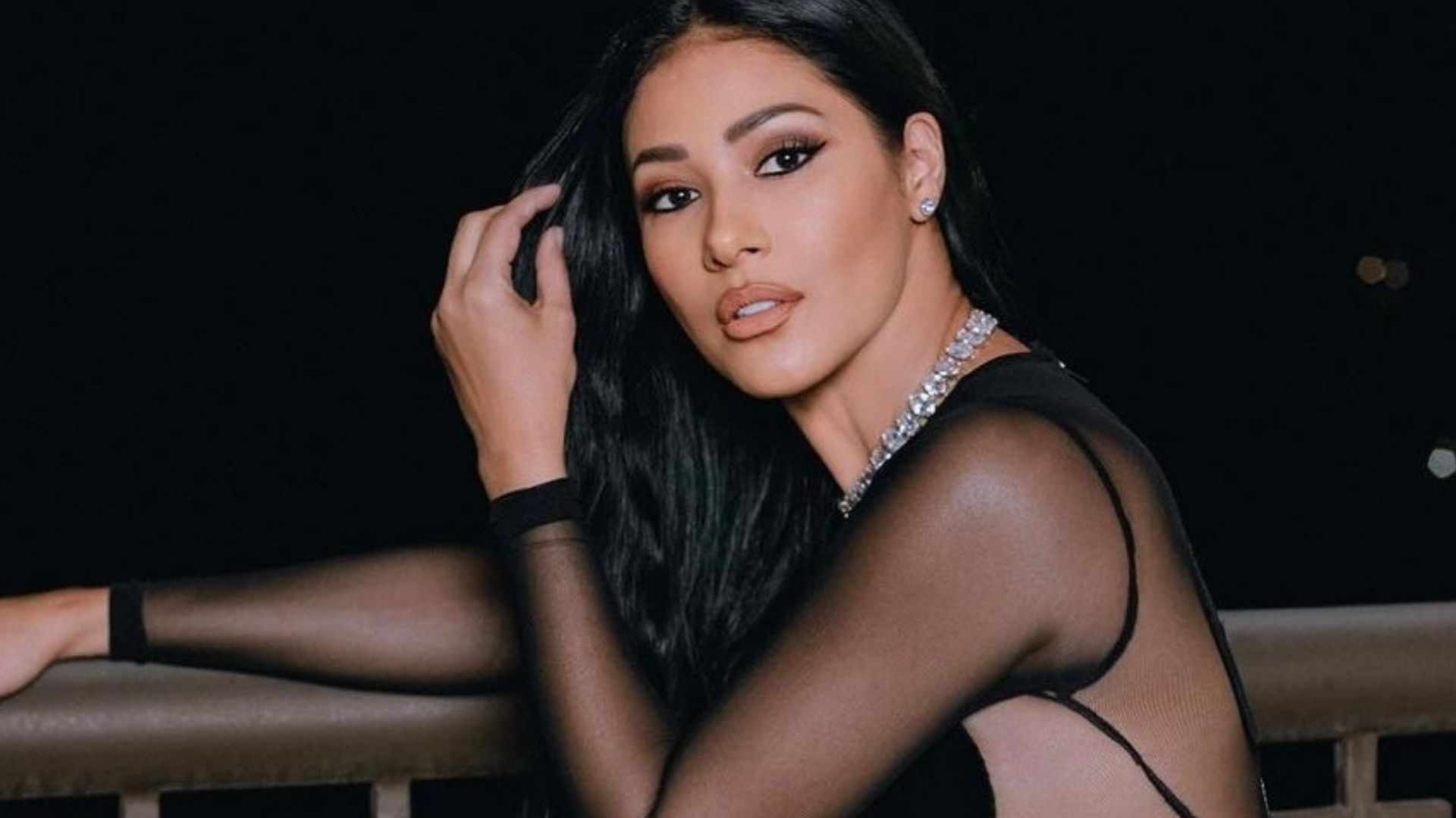 De vestido transparente, Simaria dispensa roupa de baixo e para tudo: ‘É o poder’