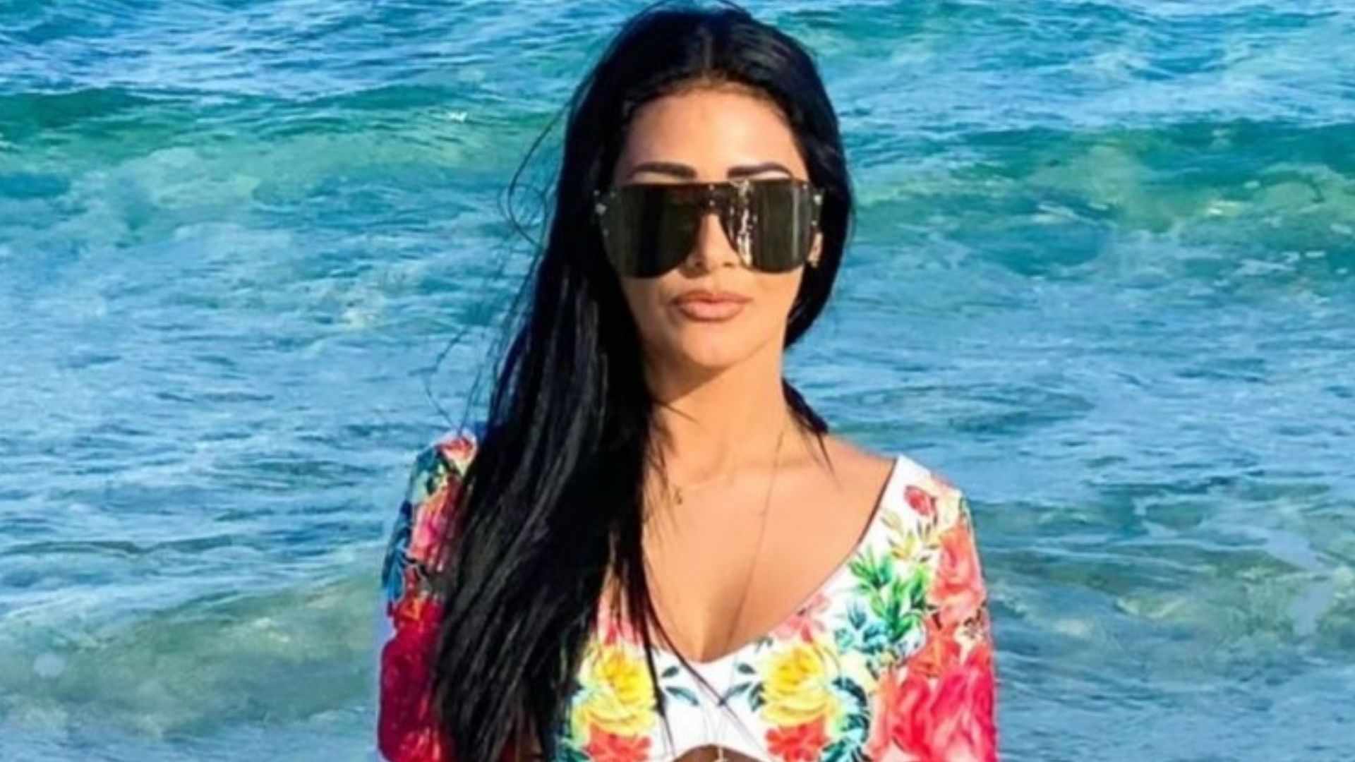 No mar, Simaria Mendes rouba a cena com roupa de banho colorida e aberta