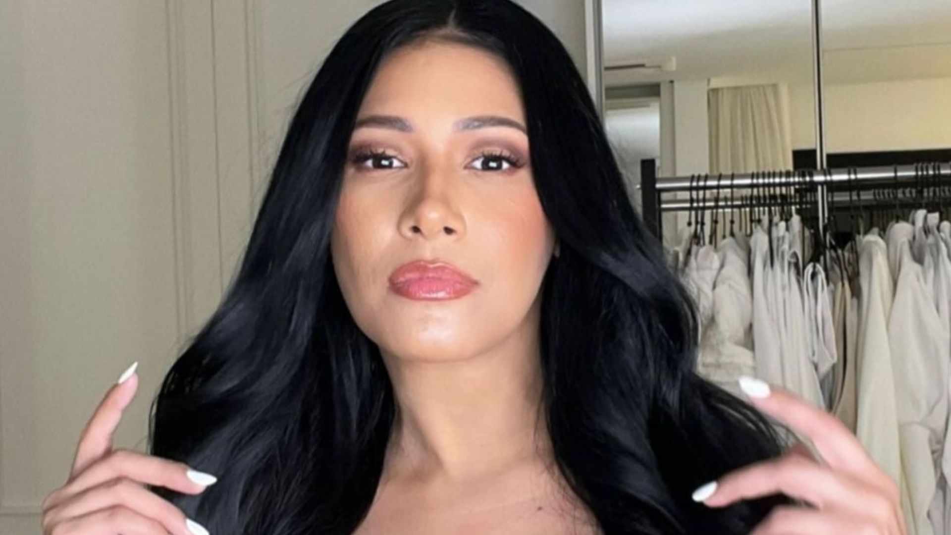 Embalada a vácuo? Simaria aposta em macacão apertadíssimo e chama a atenção