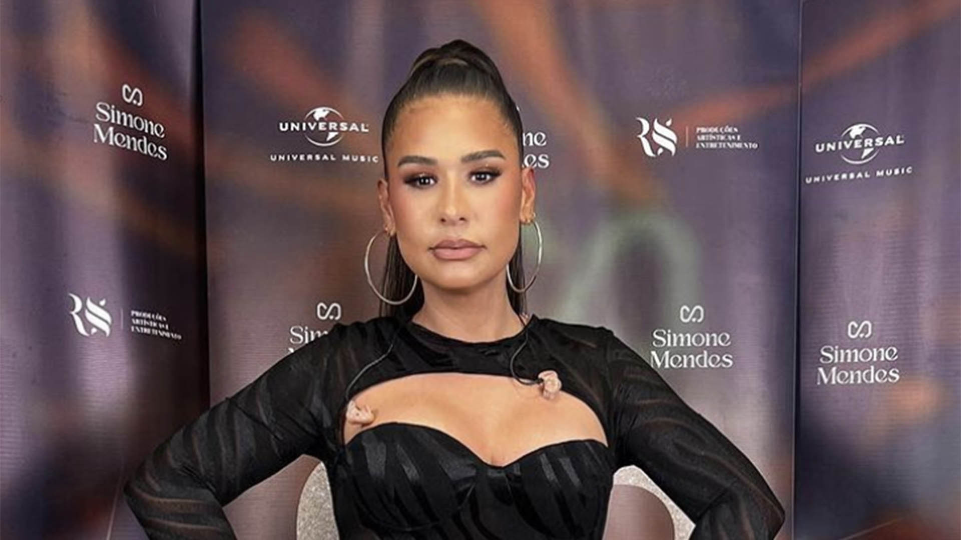 Simone Mendes surge com look preto nada básico e destaca suas curvas