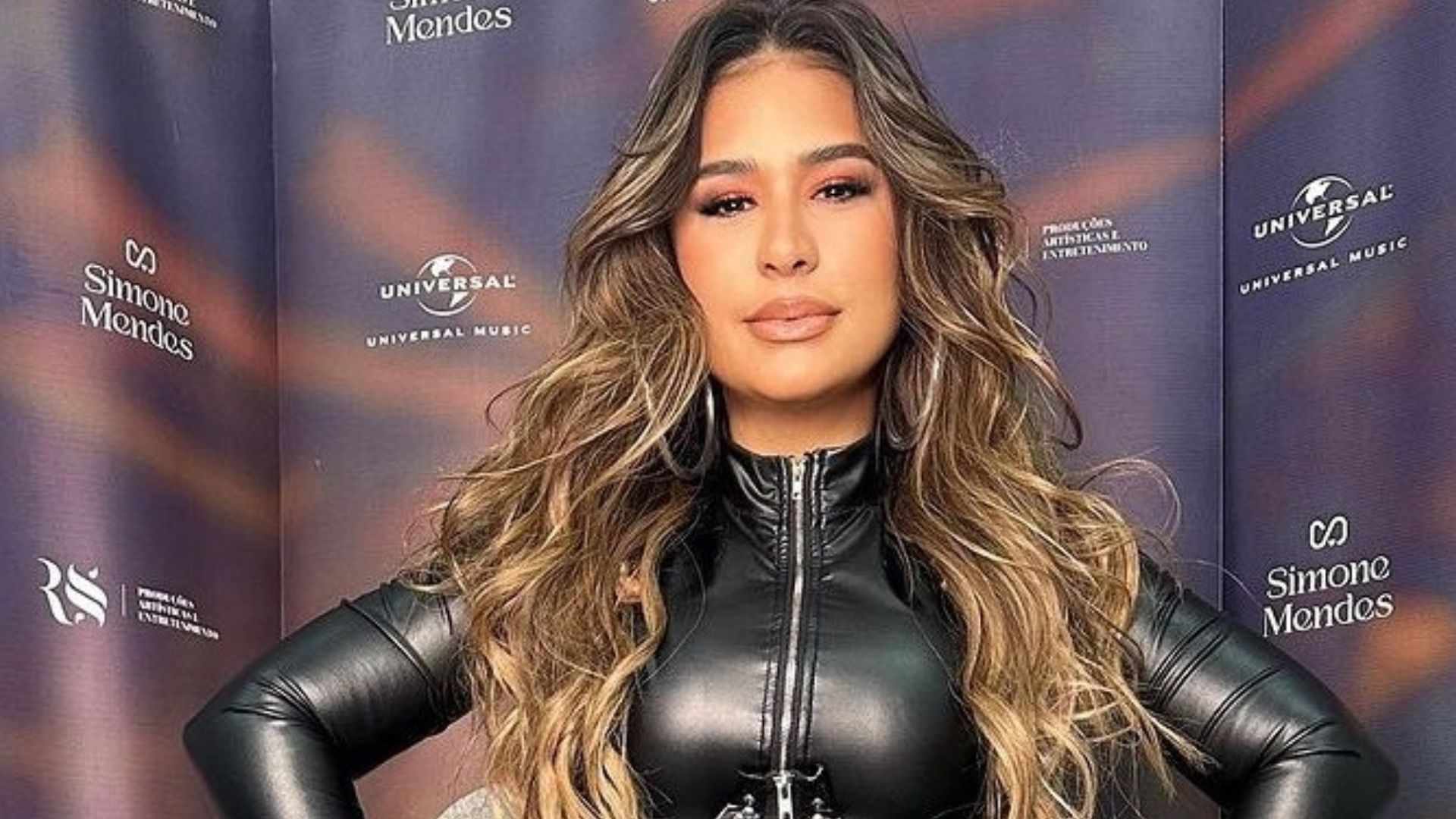 Mulher-gato? Simone Mendes choca com macacão justíssimo na pele
