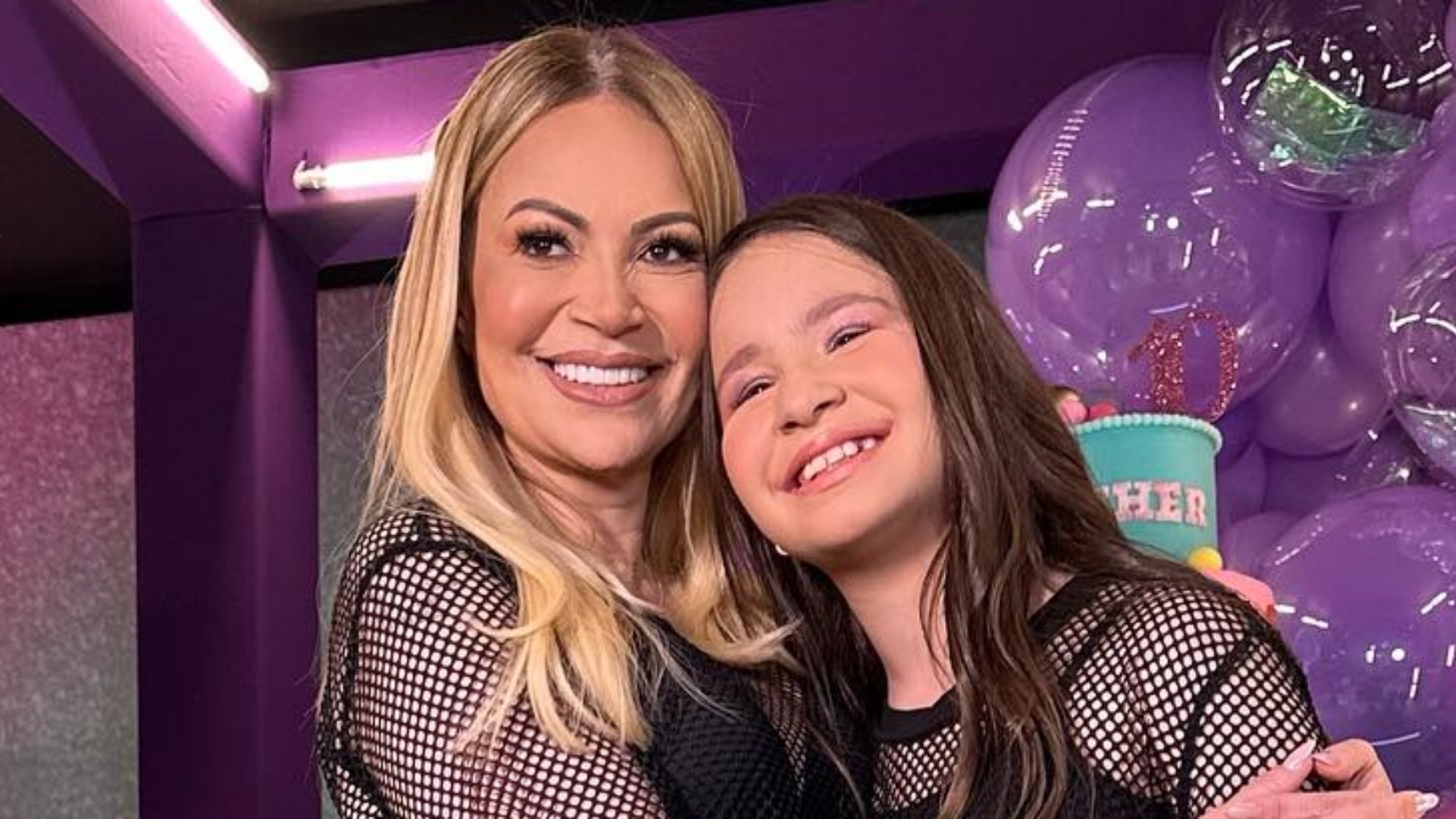 Solange Almeida combina look ao comemorar aniversário da filha