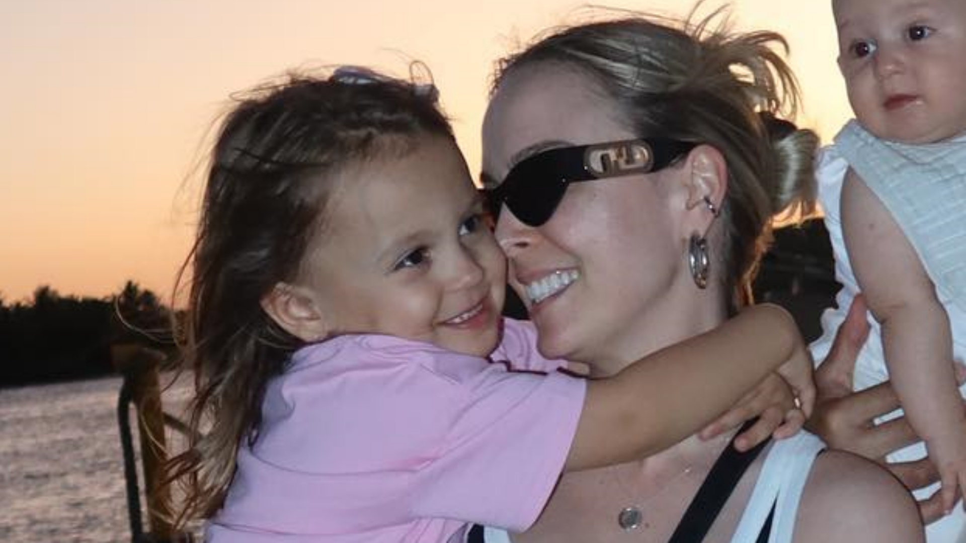 Tata Estaniecki celebra primeira viagem com a “família completa”