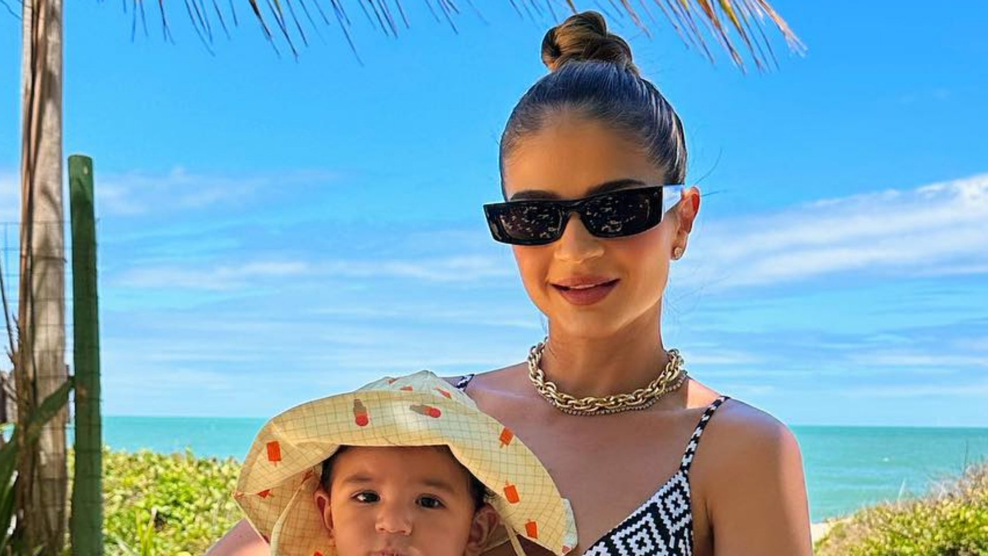 Filho de Thássia Naves rouba a cena com look estiloso na praia: “Lindinho”