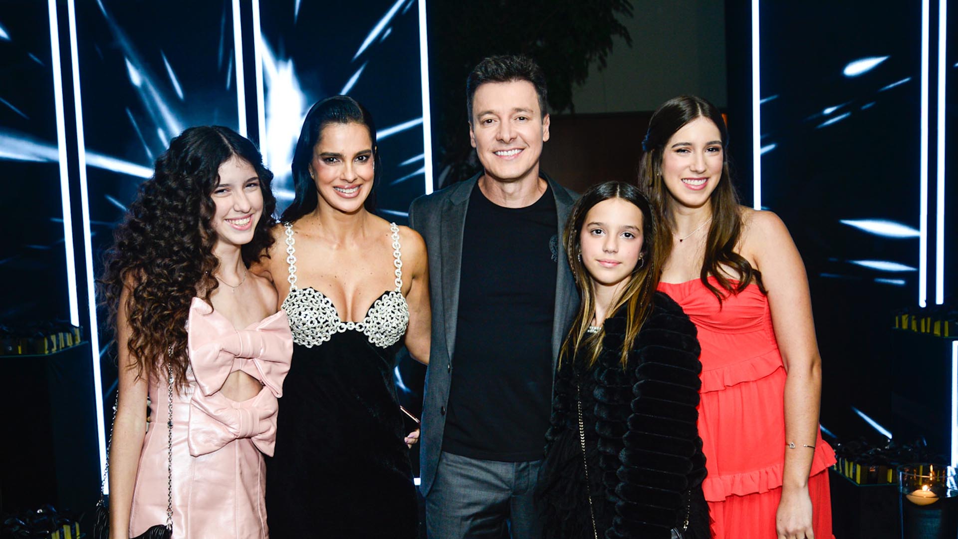 Rodrigo Faro reúne a família e os amigos em seu aniversário de 50 anos