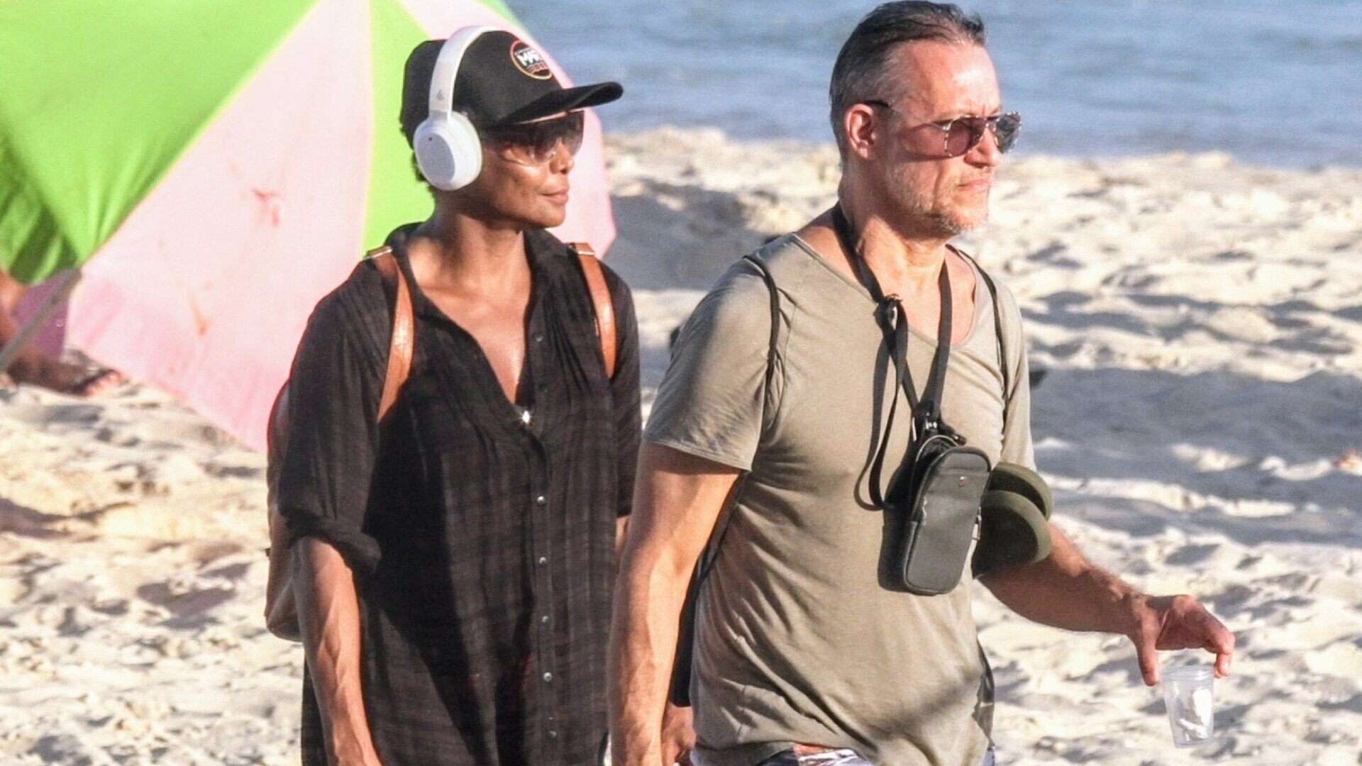 Com o namorado, Adriana Bombom exibe corpaço escultural na praia