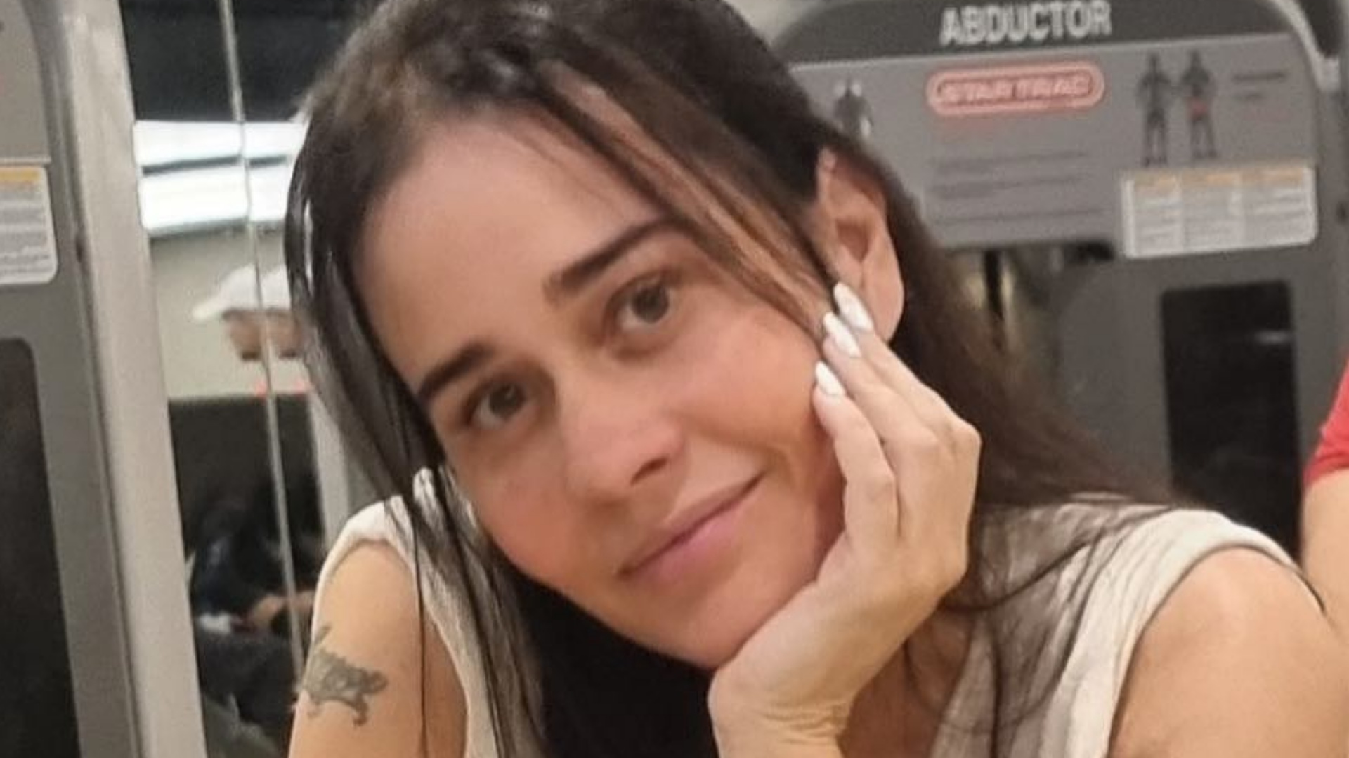 Alessandra Negrini chama atenção ao esbanjar beleza durante treino