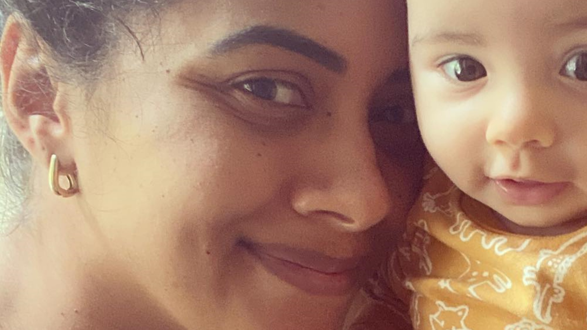 Aline Midlej encanta ao dividir clique inédito com a filha: “Partilhando amor”
