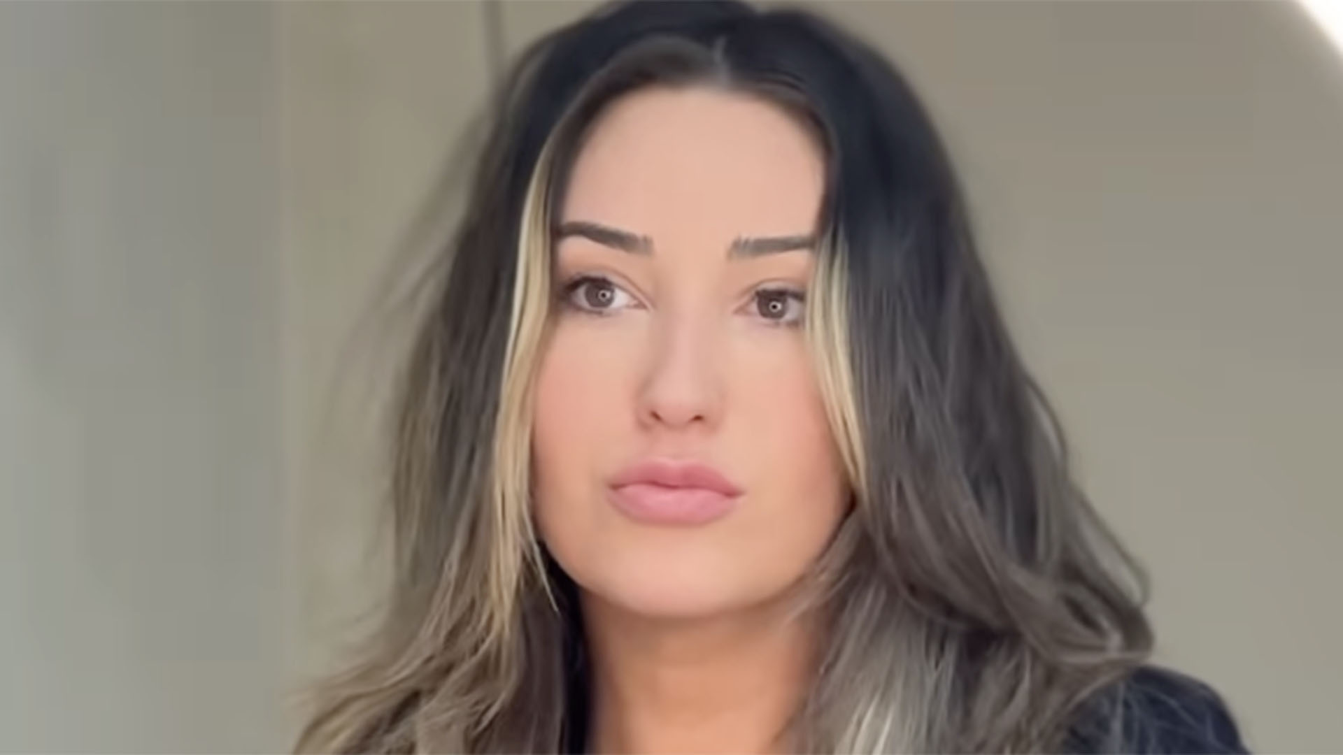 Ex-BBB Amanda Meirelles renova o visual e fica mais loira