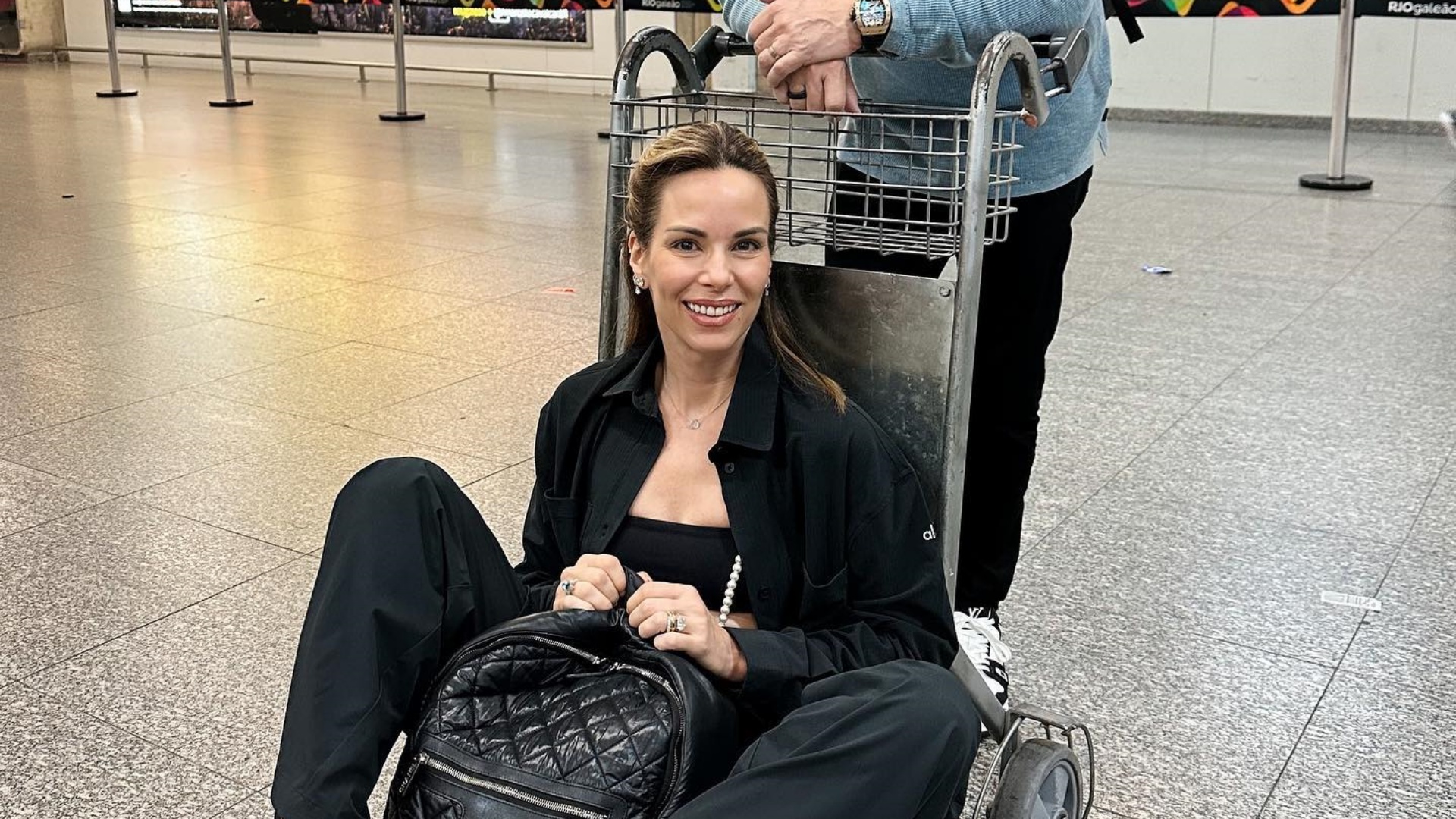 Ana Furtado impressiona ao refazer foto em aeroporto com Boninho: “Colecionando memórias”