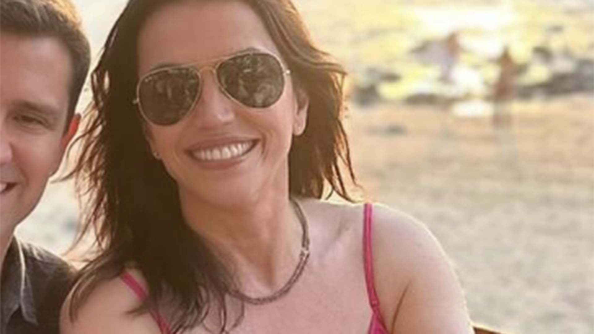 Ana Paula Araújo faz rara aparição com seu namorado em foto das férias