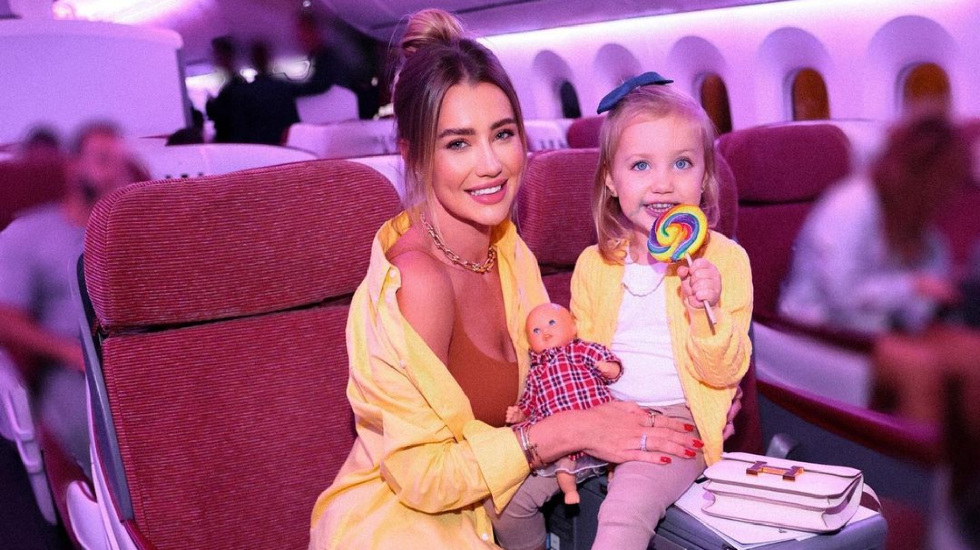 Look usado por Ana Paula Siebert em viagem com a filha confunde seguidores; veja motivo