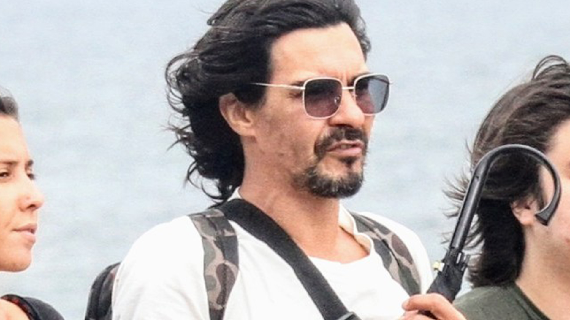 André Gonçalves faz rara aparição com seus três filhos em passeio no RJ