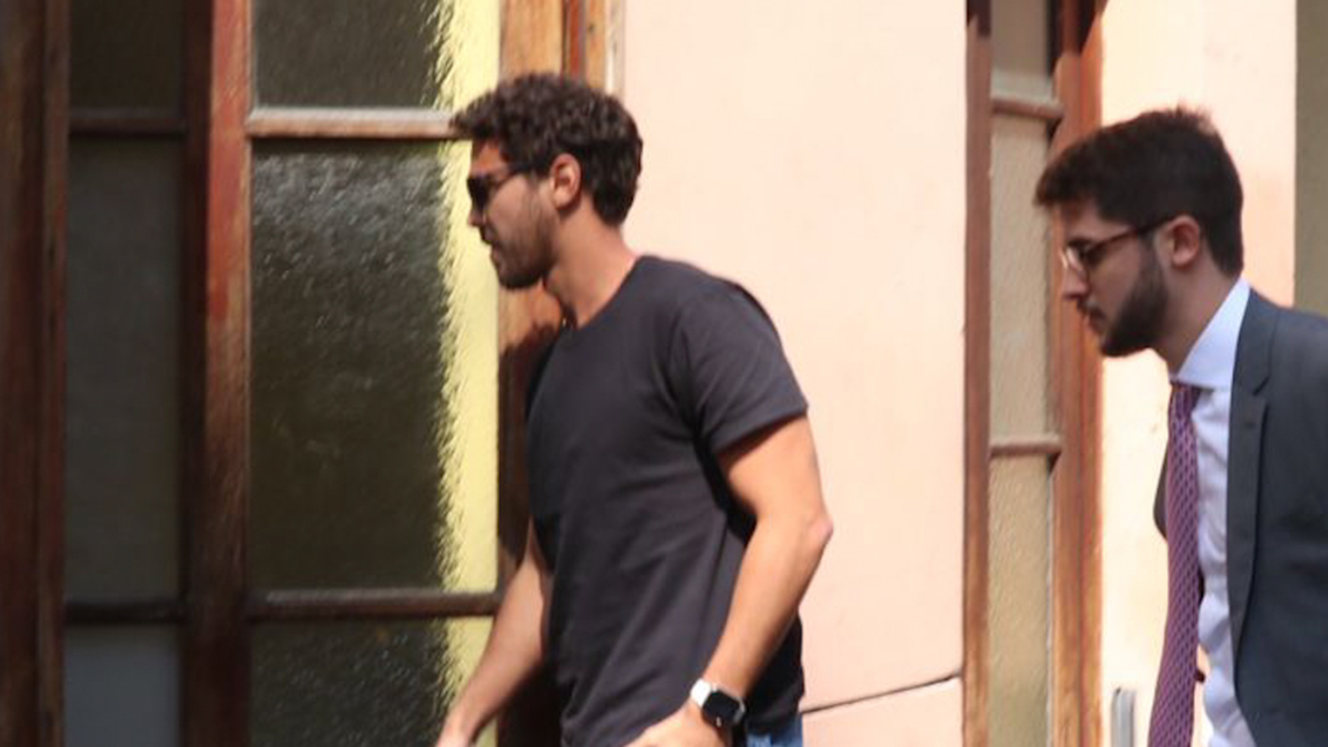 Noivo de Larissa Manoela, André Luiz Frambach é flagrado em delegacia no Rio de Janeiro