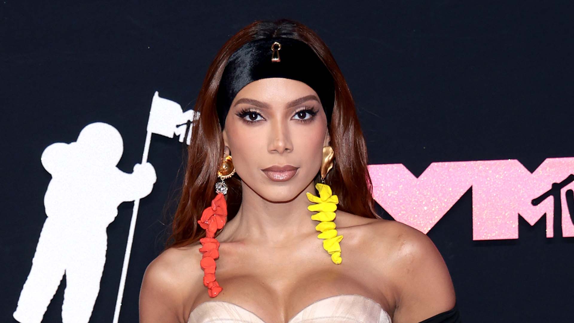 Anitta aposta em look com decote profundo em noite de premiação