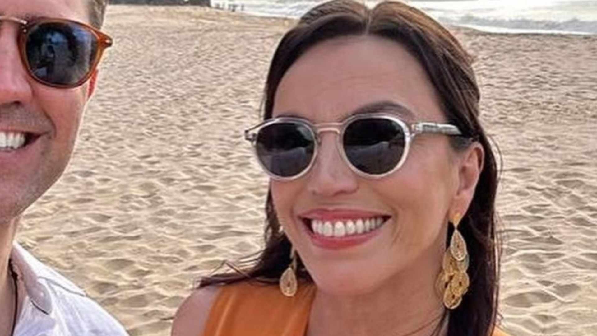 Com o marido, Ana Paula Araújo surge deslumbrante em casamento na praia