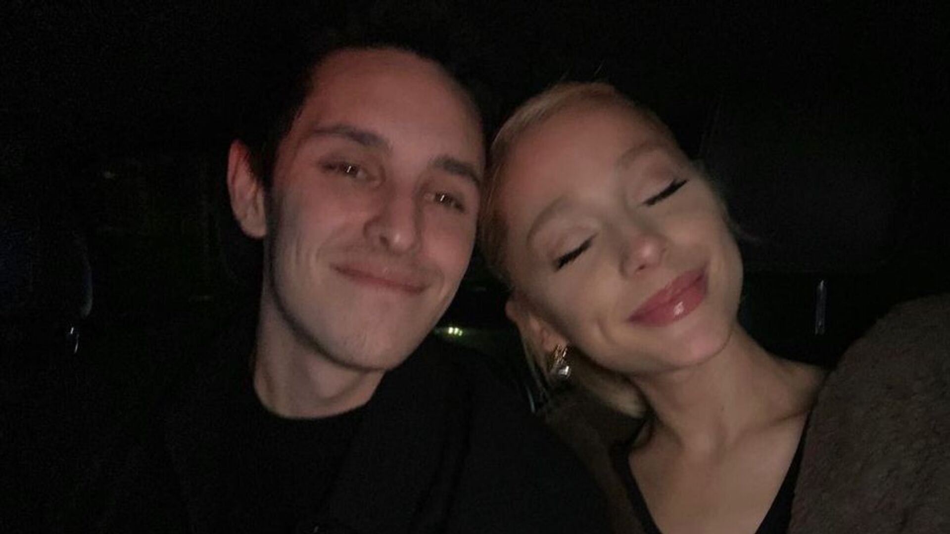Ariana Grande abre pedido de divórcio de Dalton Gomez e motivo vem à tona
