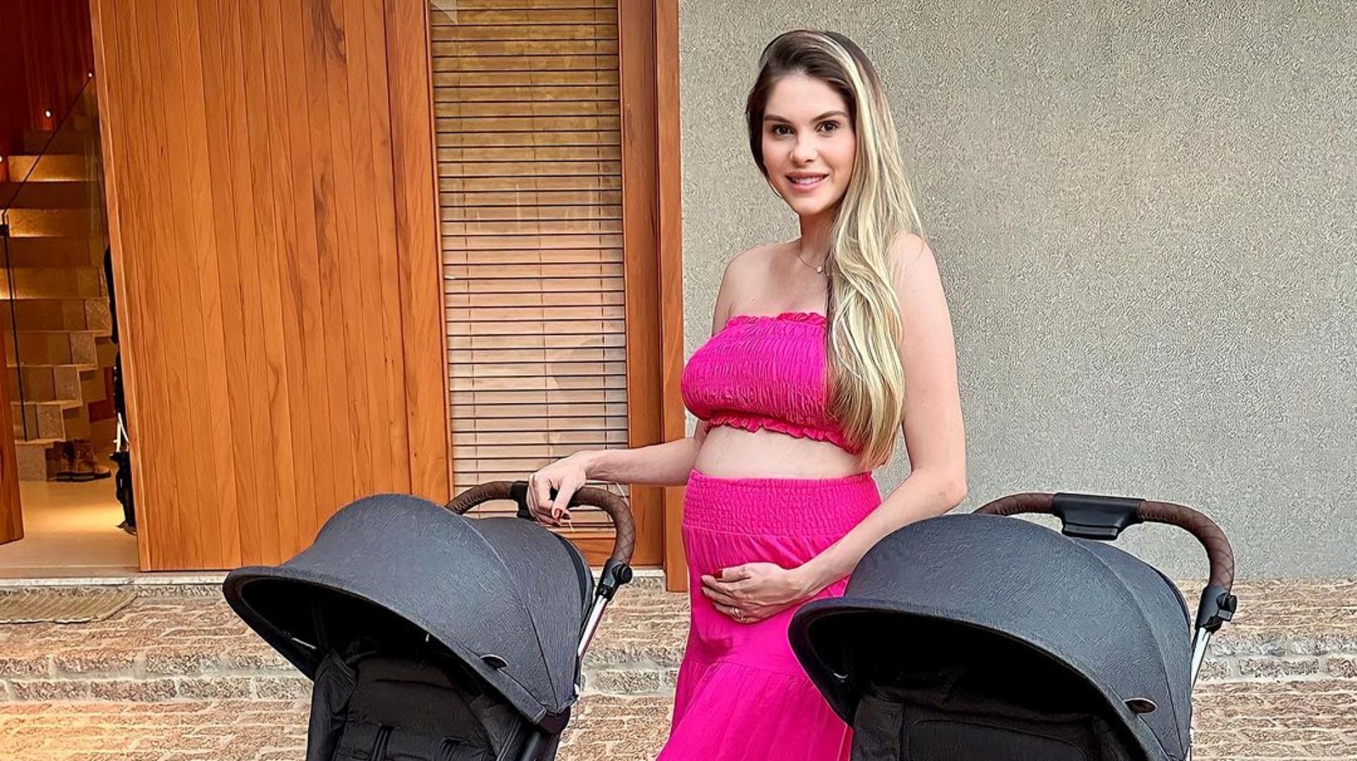 Grávida, Bárbara Evans sofre crítica por filha estar sempre com babás e responde à altura