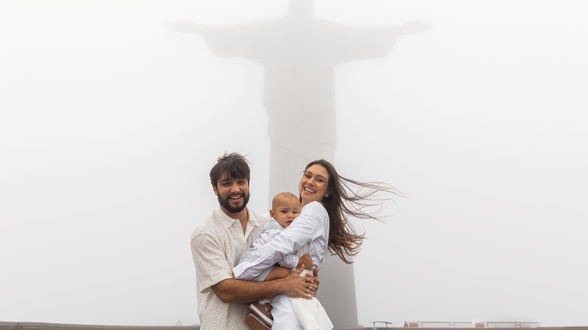 Day Mesquita batiza o filho, Dom, na capela do Cristo Redentor