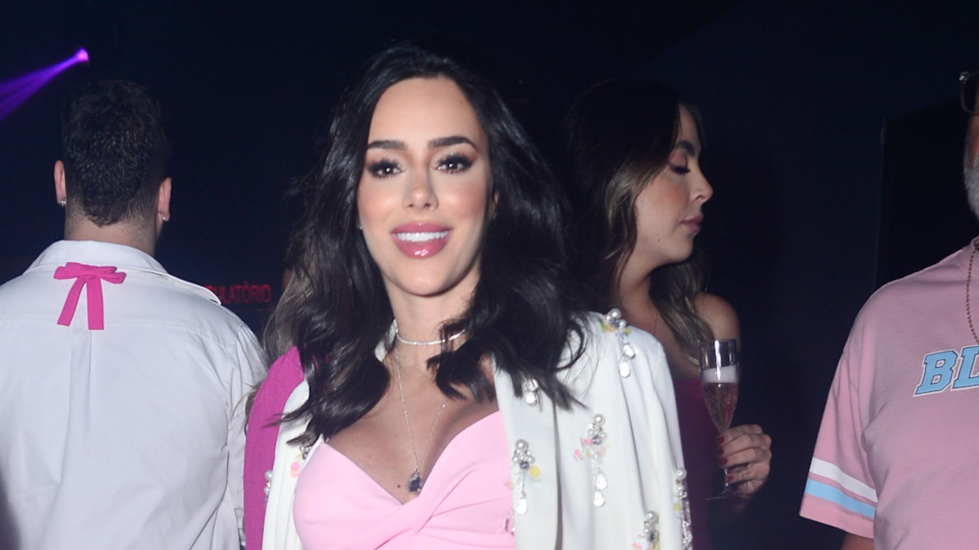 Grávida, Bruna Biancardi vai à festa de Virgínia com vestido comportado e bolsa de R$ 26 mil