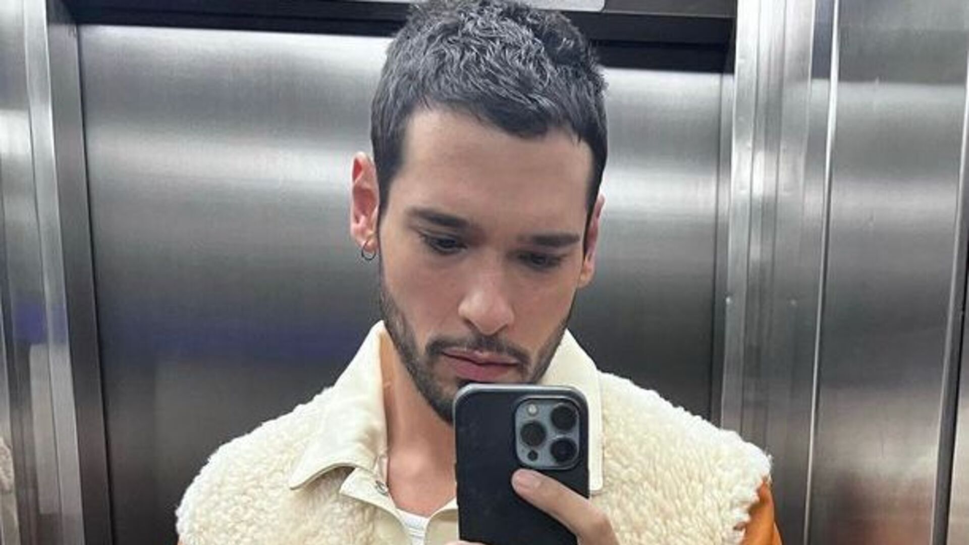 Bruno Fagundes dá show de estilo com look para participar do “Encontro”