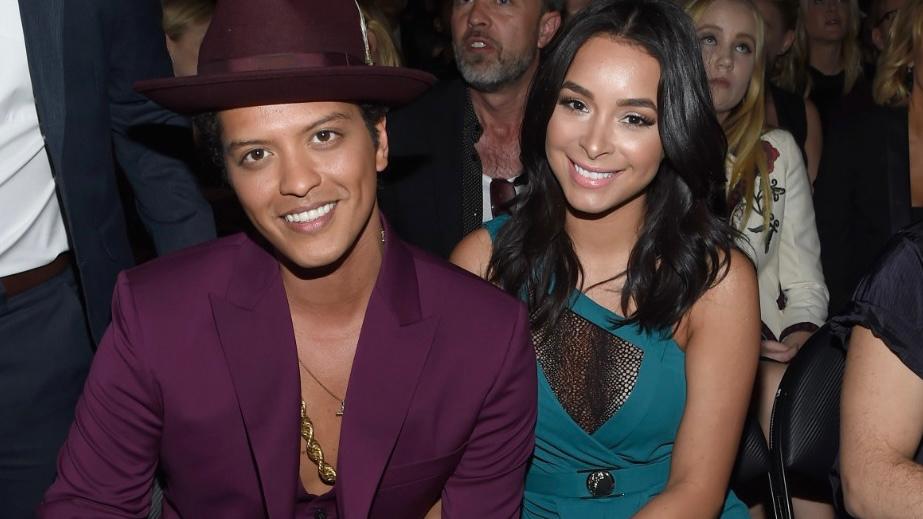 Quem é a namorada de Bruno Mars? Cantor namora há mais de 10 anos com atriz