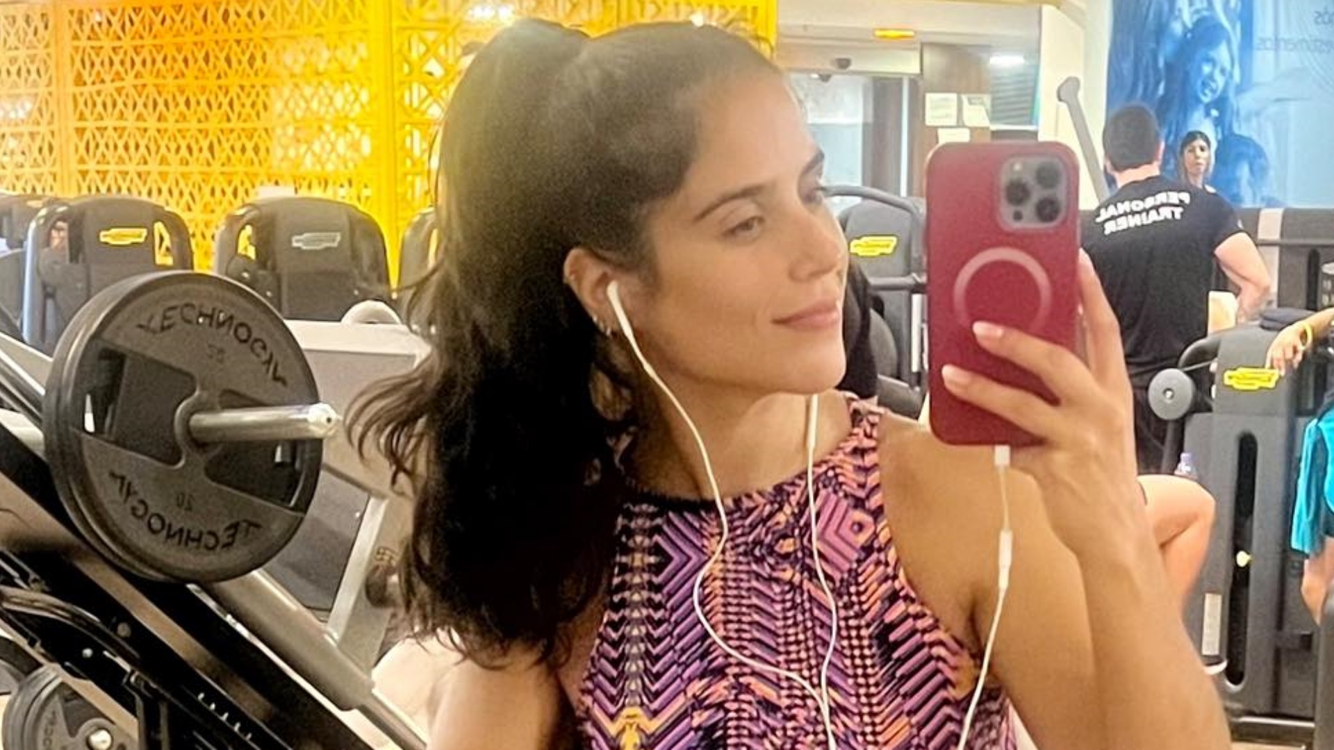 Camilla Camargo impressiona ao exibir corpão sarado em treino na academia