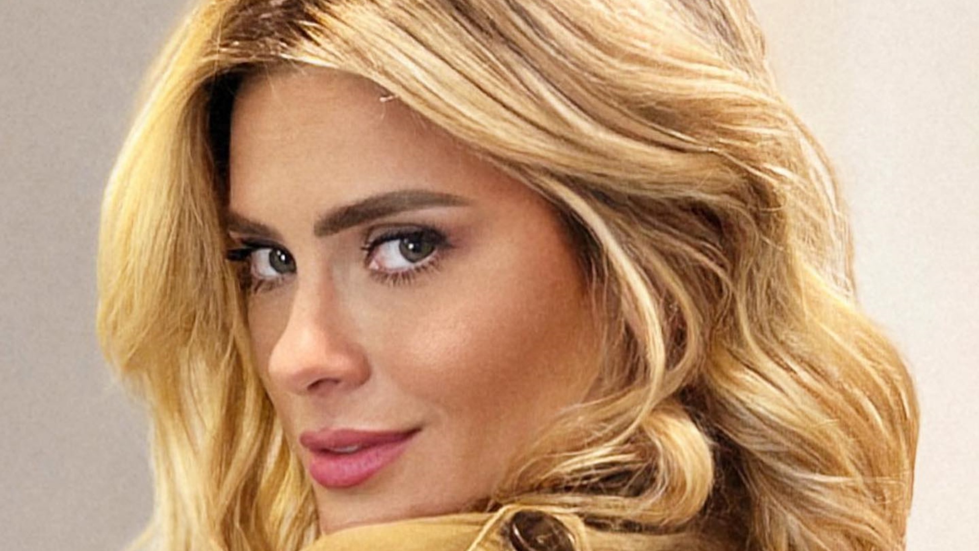 Fazendo carão, Carolina Dieckmann celebra aniversário: “Só agradecer”