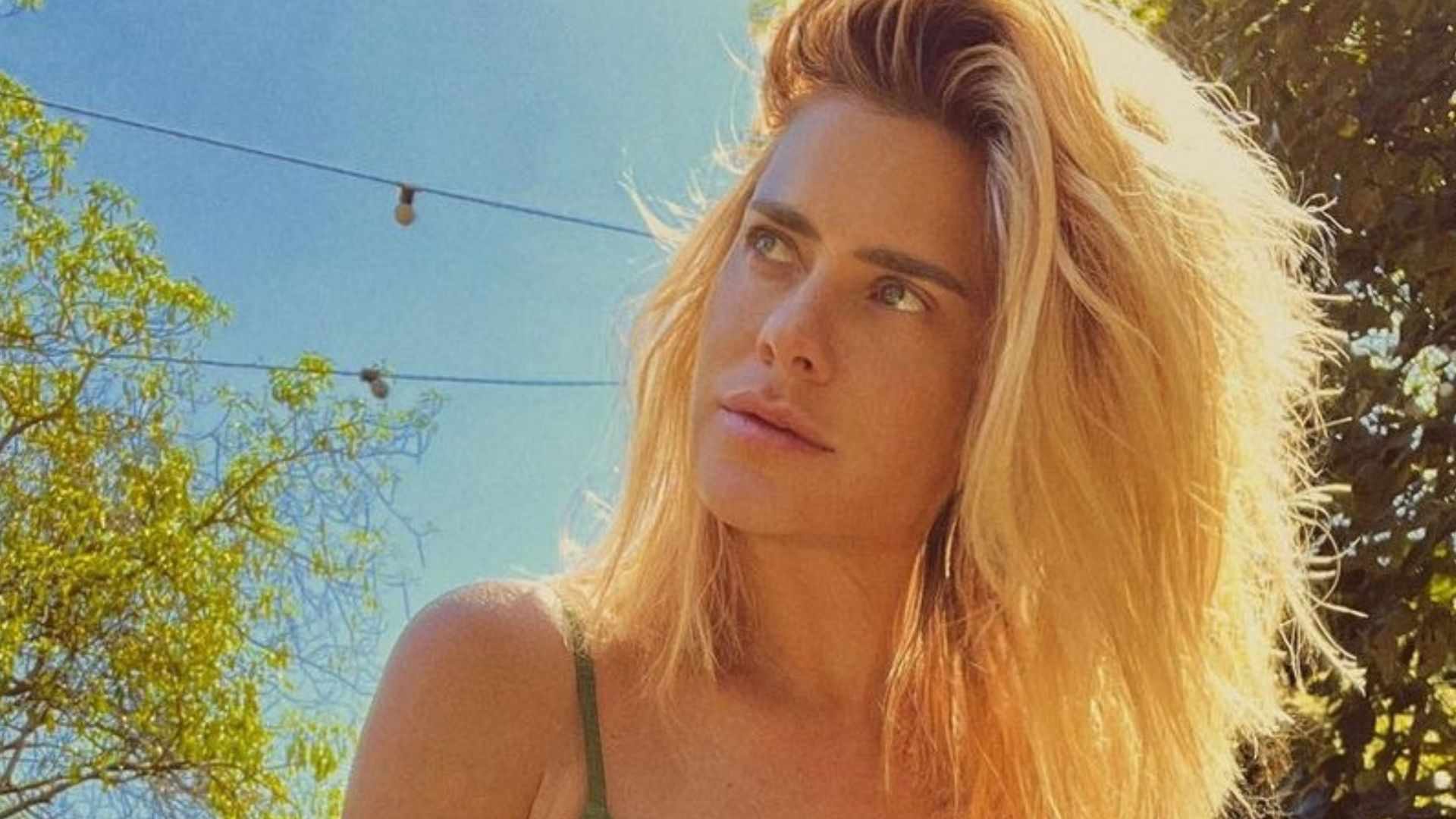 Carolina Dieckmann levanta a canga e faz mistério em fotos: ”Espetacular”