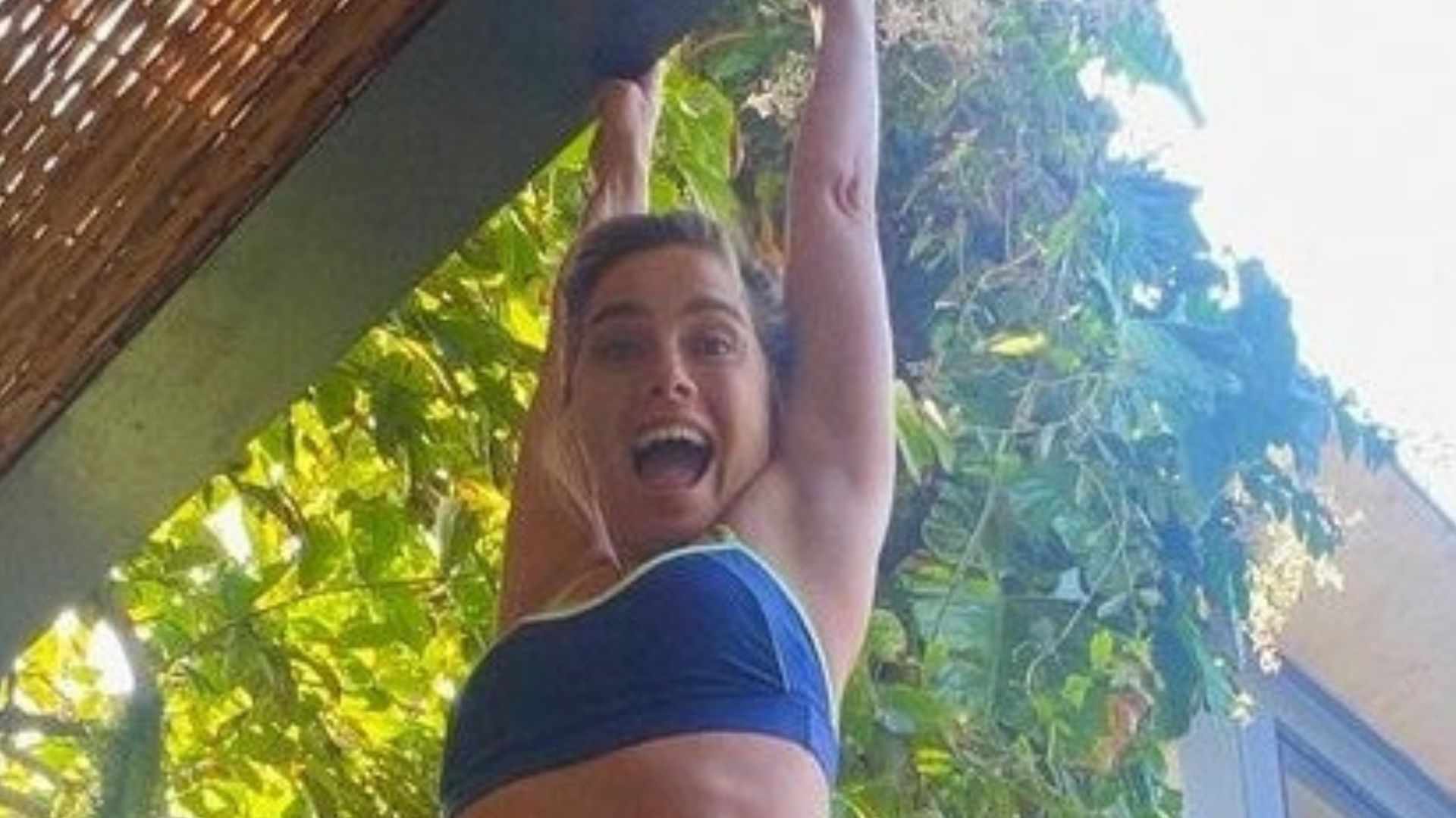 De look de ginástica, Carolina Dieckmann se exibe em sua mansão