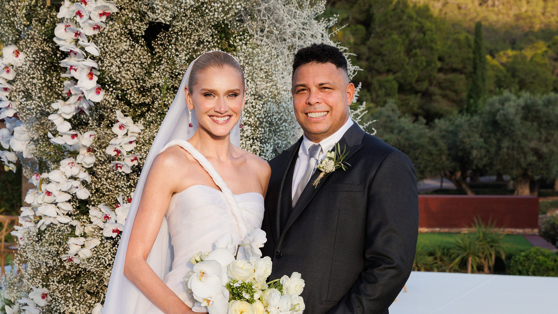 Ronaldo Nazário e Celina Locks revelam fotos do casamento na Revista CARAS