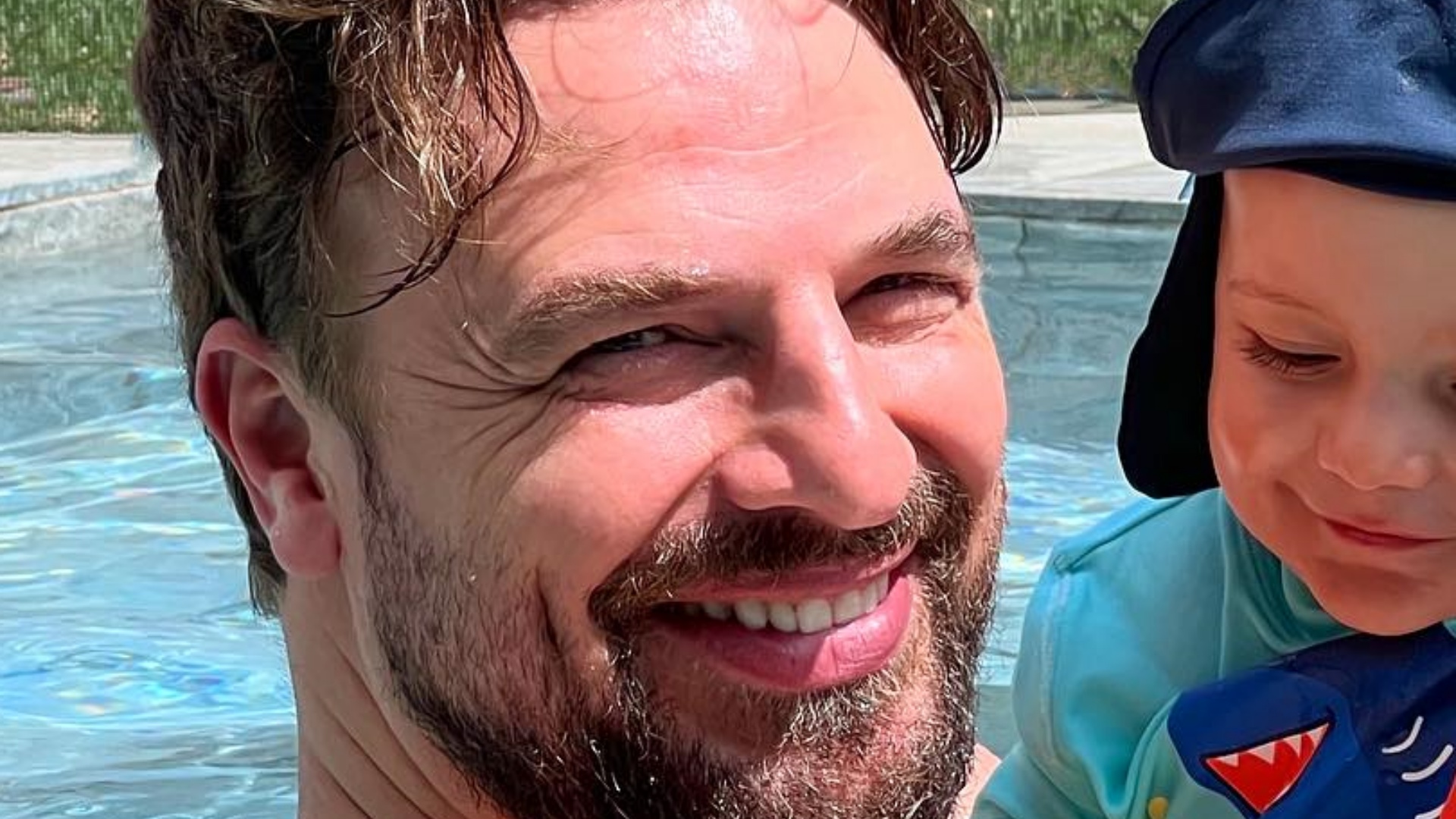 Cássio Reis encanta ao curtir o dia na piscina com o filho
