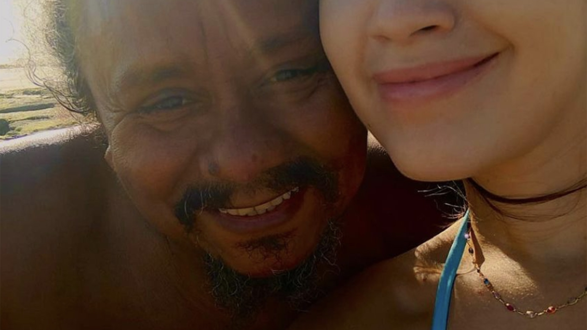 Quem é a namorada de Chico César? Cantor surge com eleita de 28 anos