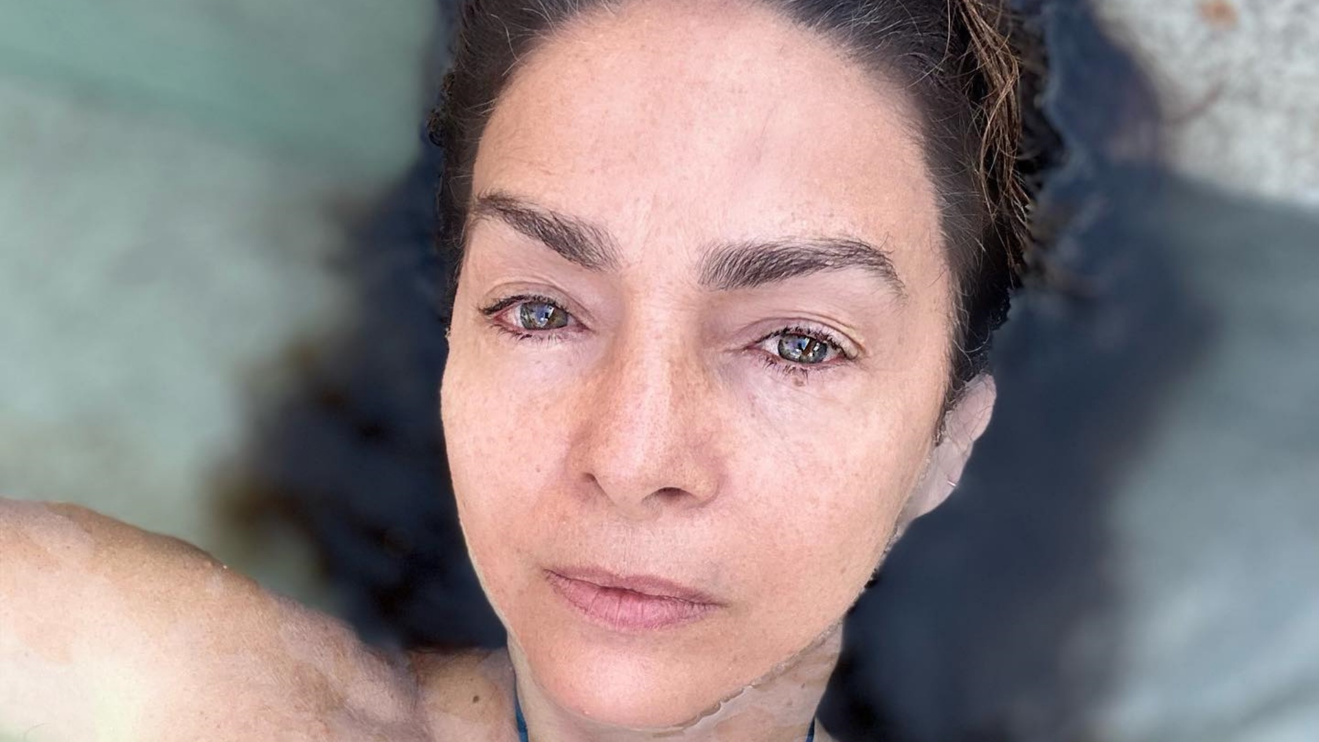 Claudia Ohana impressiona ao exibir beleza natural na piscina: “Uma gata”