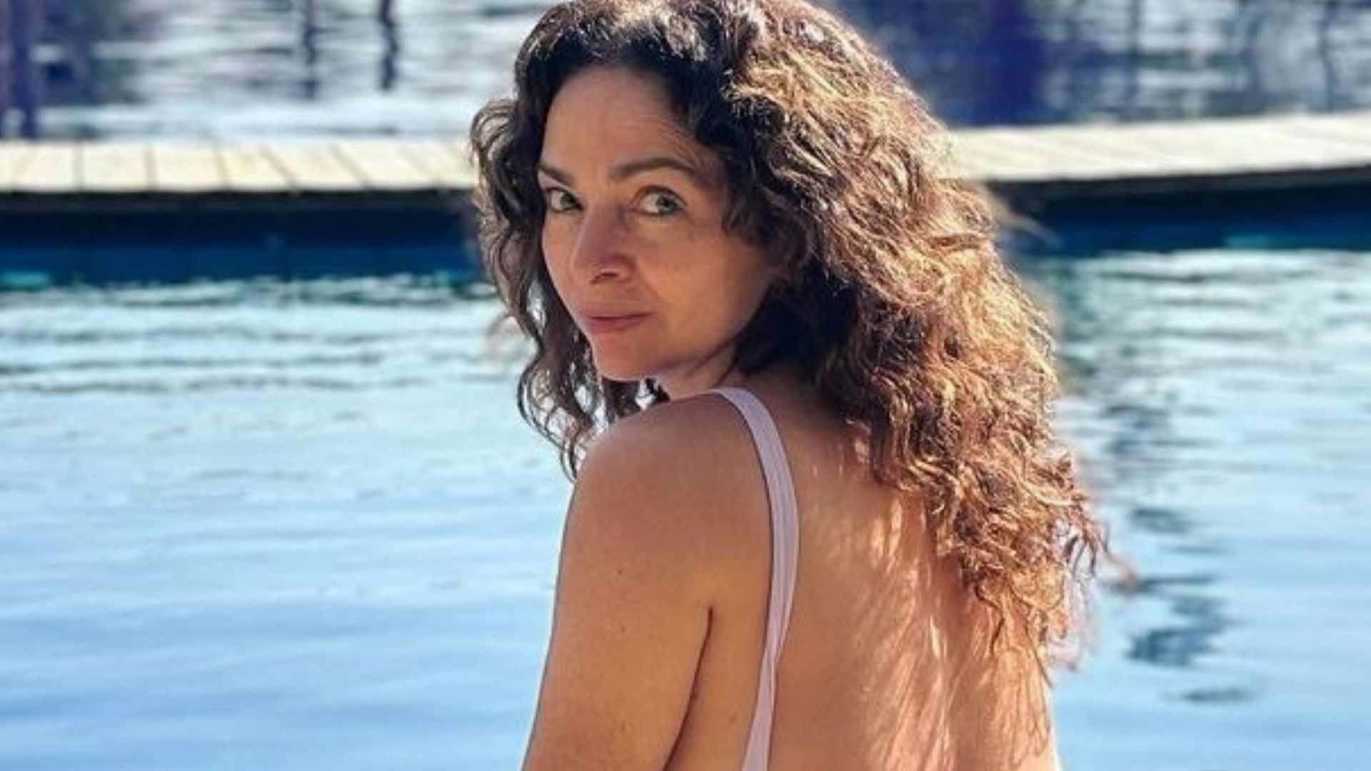 Na piscina, Claudia Ohana se exibe em fotos de frente e de costas: ”Linda”